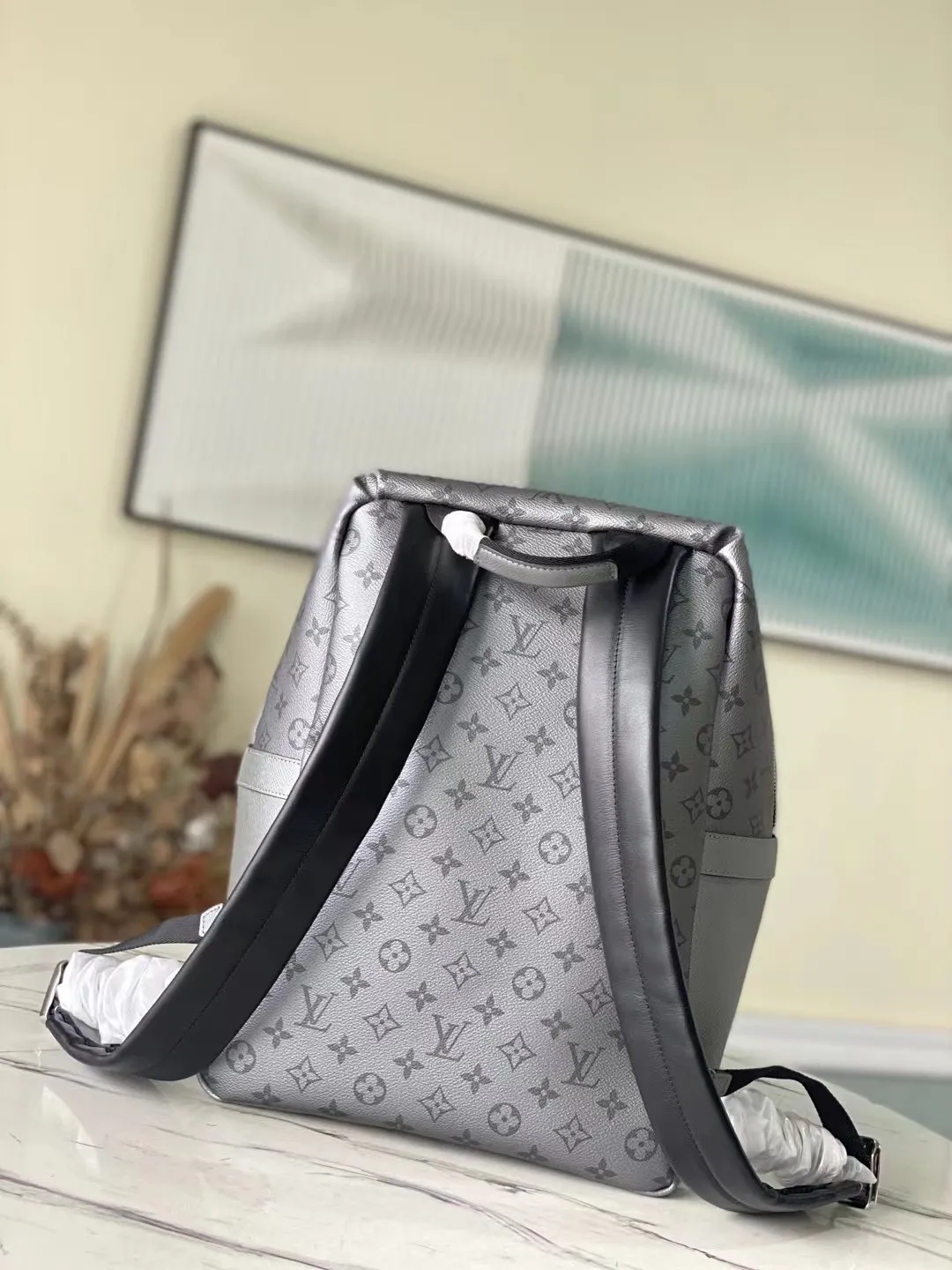💰940 (First-Grade Leather) Top Original M30835 This Discovery small backpack comes from the Taigarama leather goods series. It is made of Monogram coated canvas and Taïga leather and has a flexible design. It is equipped with an iPad inner pocket and an adjustable shoulder strap. Dimensions: 37 x 40 x 20 cm