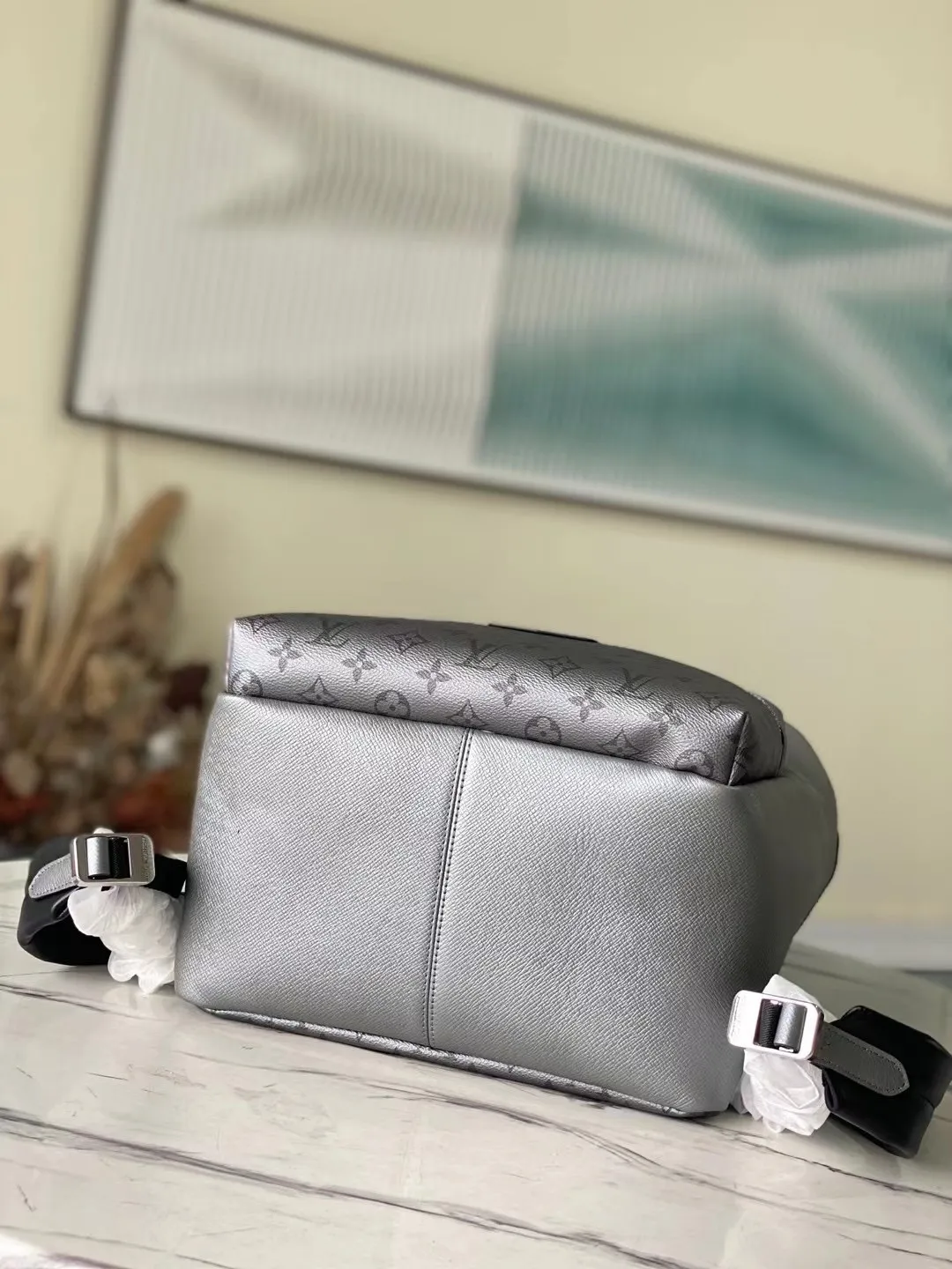 💰940 (First-Grade Leather) Top Original M30835 This Discovery small backpack comes from the Taigarama leather goods series. It is made of Monogram coated canvas and Taïga leather and has a flexible design. It is equipped with an iPad inner pocket and an adjustable shoulder strap. Dimensions: 37 x 40 x 20 cm