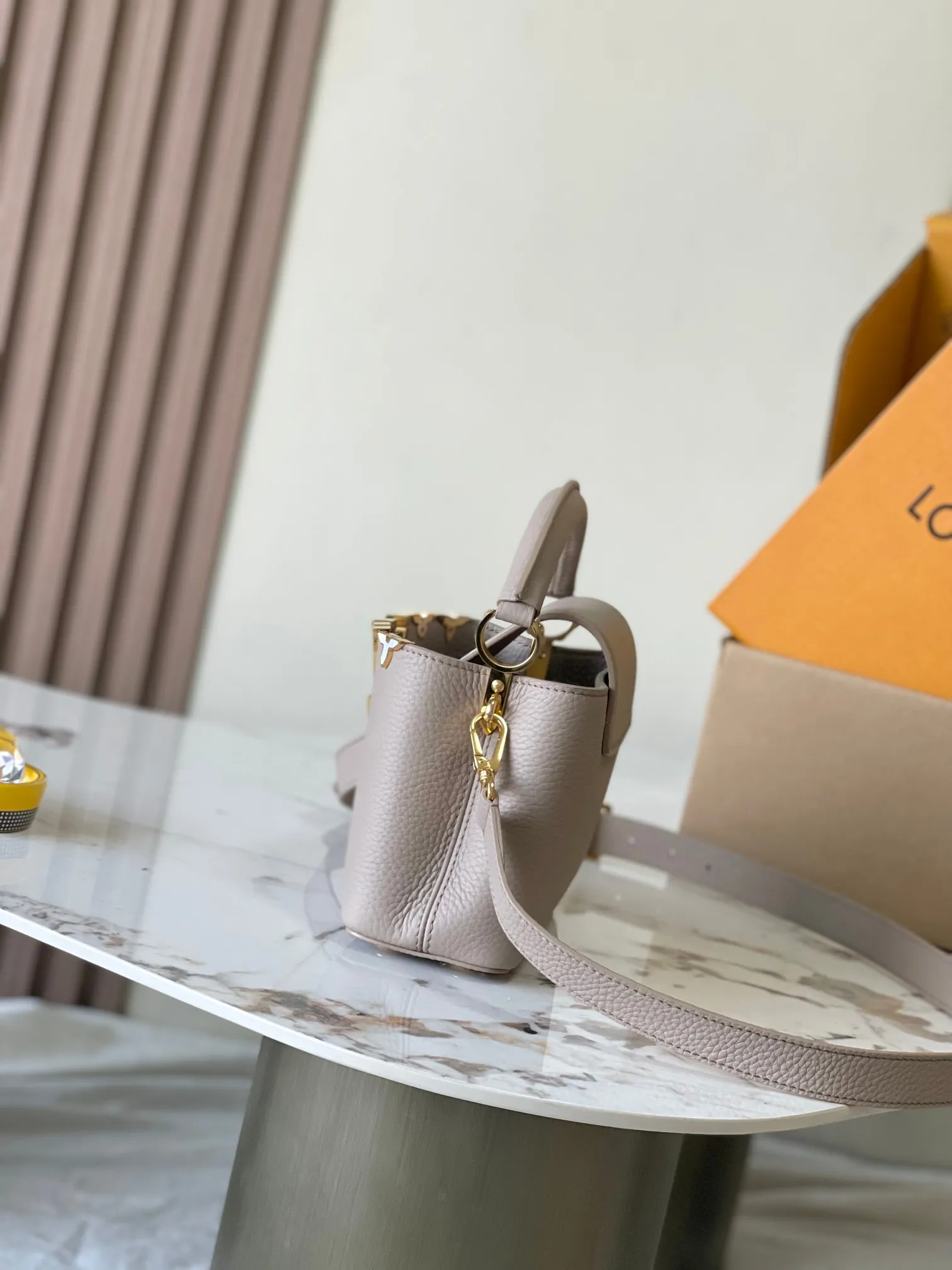 p4000 [Special grade MB chip version original leather] Capucines mini model: M11341 elephant gray shell buckle dynamic chip version Material: A-grade all-steel hardware, imported original fabric Packaging: full set of original duty-free MB packaging Size: 21*14*8CM