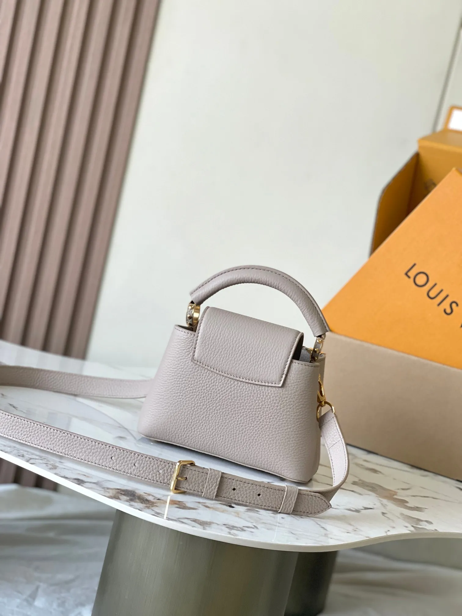 p4000 [Special grade MB chip version original leather] Capucines mini model: M11341 elephant gray shell buckle dynamic chip version Material: A-grade all-steel hardware, imported original fabric Packaging: full set of original duty-free MB packaging Size: 21*14*8CM