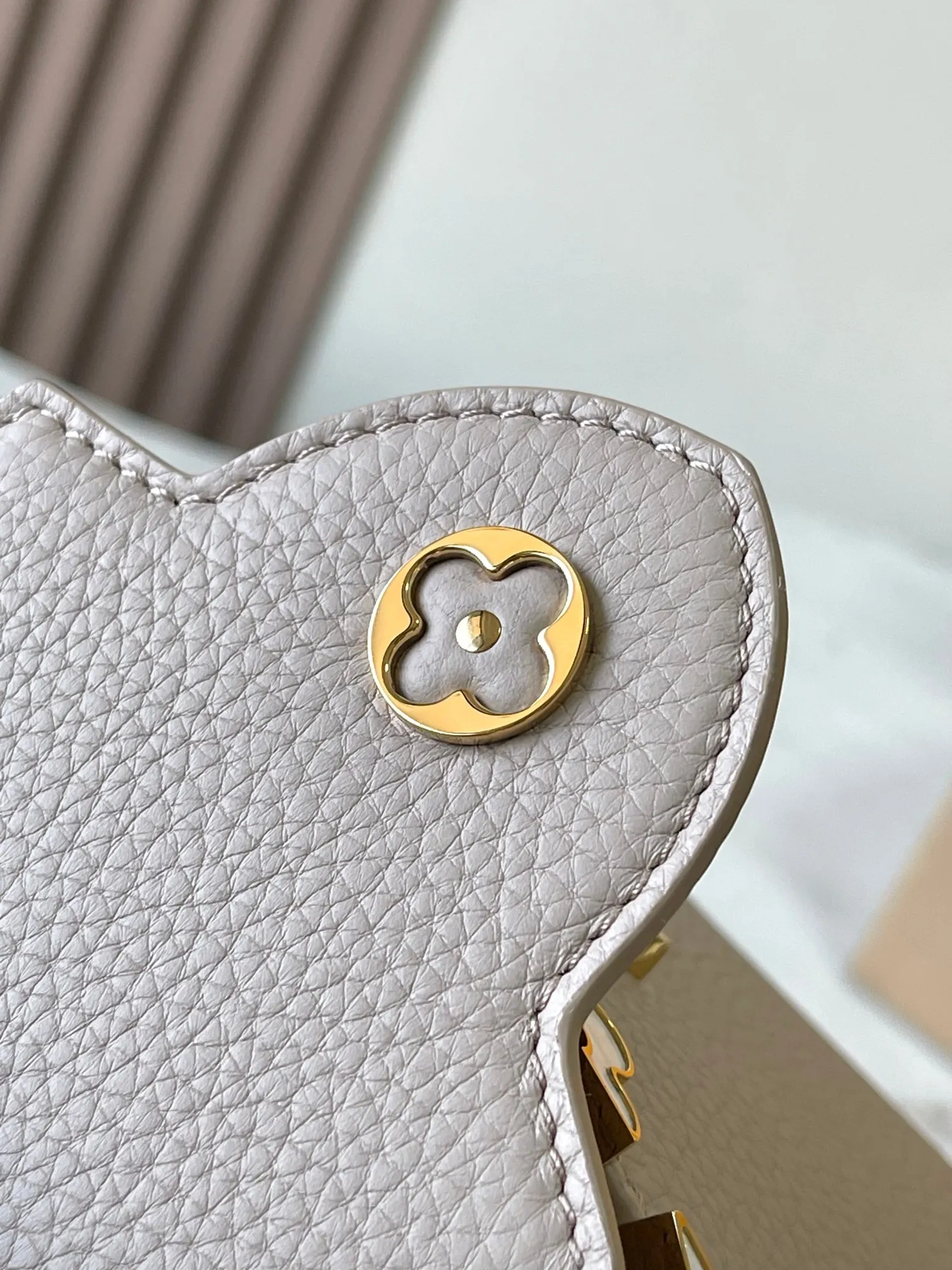 p4000 [Special grade MB chip version original leather] Capucines mini model: M11341 elephant gray shell buckle dynamic chip version Material: A-grade all-steel hardware, imported original fabric Packaging: full set of original duty-free MB packaging Size: 21*14*8CM