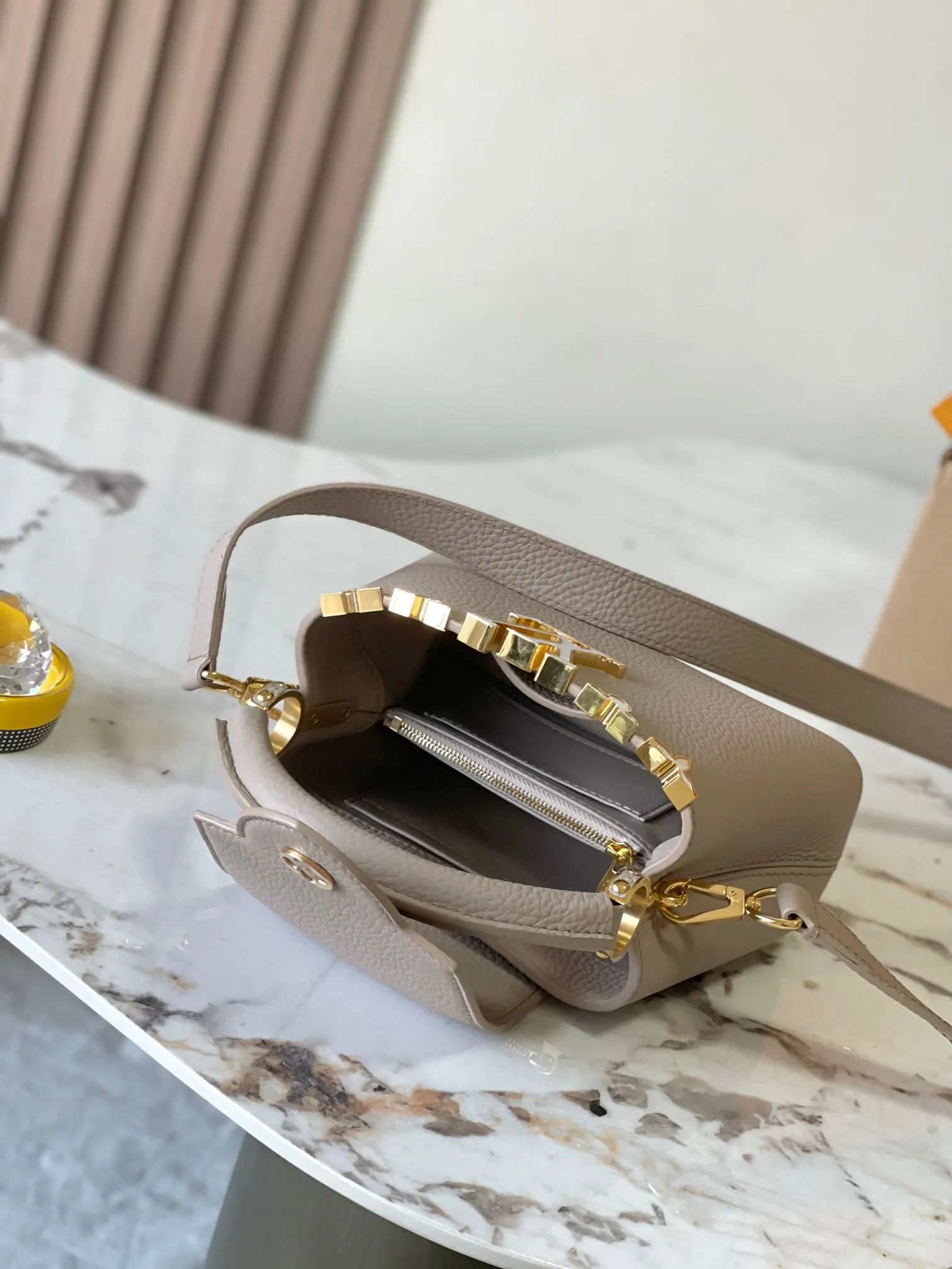 p4000 [Special grade MB chip version original leather] Capucines mini model: M11341 elephant gray shell buckle dynamic chip version Material: A-grade all-steel hardware, imported original fabric Packaging: full set of original duty-free MB packaging Size: 21*14*8CM