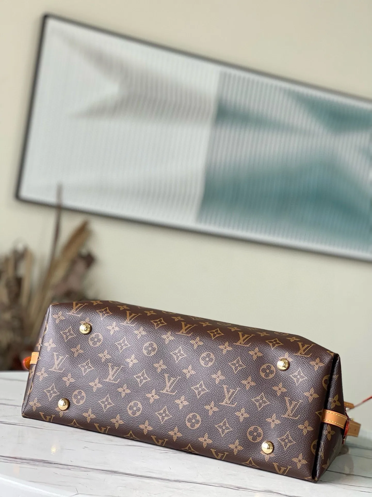 💰800 Top original order M46197 launches a new CarryAll medium handbag, with Monogram canvas and leather trimming to create a body-fitting design. There's a zipped pocket inside the ample space, and a detachable zipped clutch adds a functional element, with a buckle-adjustable handle. Dimensions: 39 x 30 x 15 cm