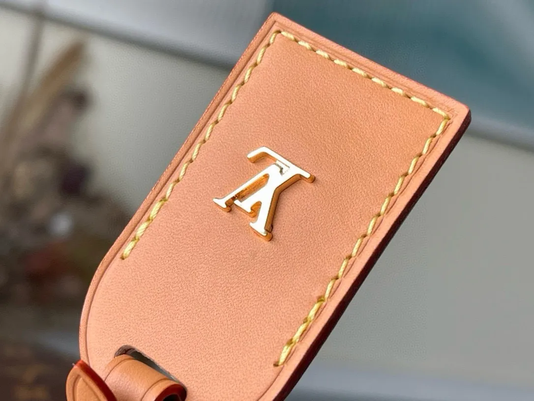 💰800 Top original order M46197 launches a new CarryAll medium handbag, with Monogram canvas and leather trimming to create a body-fitting design. There's a zipped pocket inside the ample space, and a detachable zipped clutch adds a functional element, with a buckle-adjustable handle. Dimensions: 39 x 30 x 15 cm