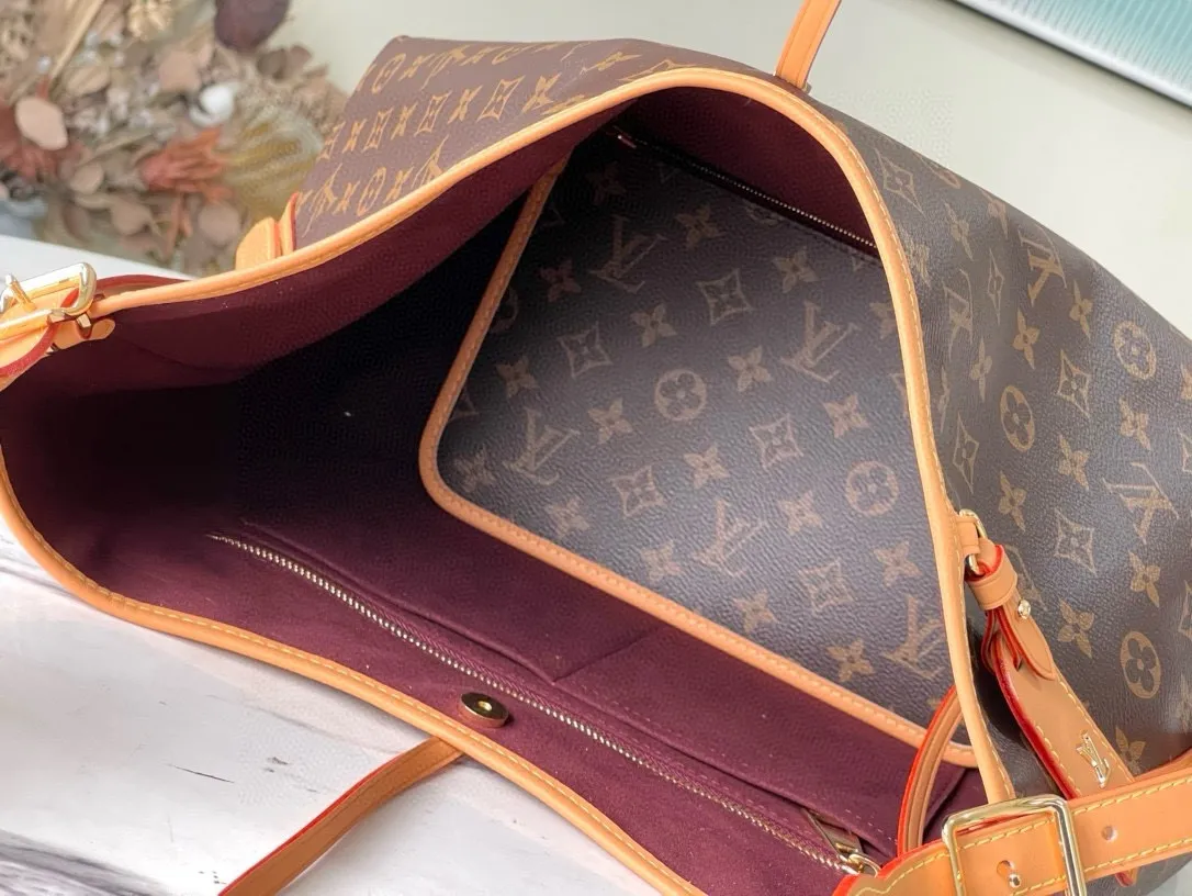 💰800 Top original order M46197 launches a new CarryAll medium handbag, with Monogram canvas and leather trimming to create a body-fitting design. There's a zipped pocket inside the ample space, and a detachable zipped clutch adds a functional element, with a buckle-adjustable handle. Dimensions: 39 x 30 x 15 cm