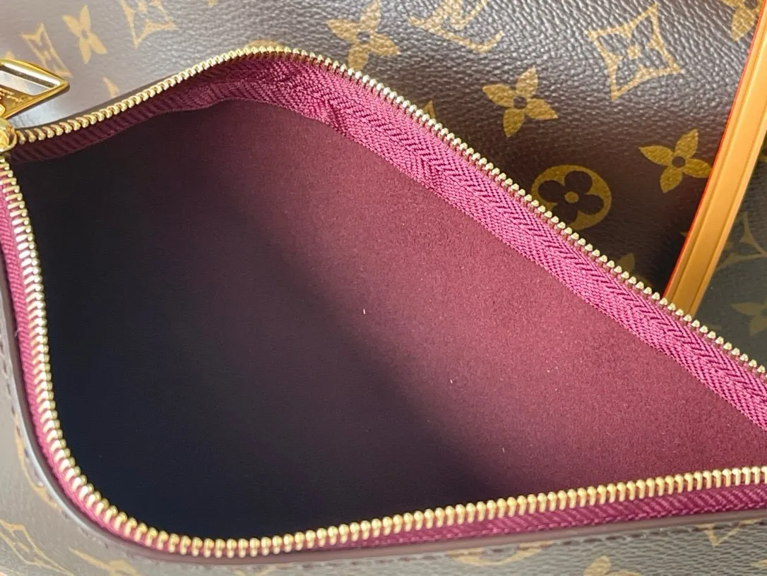 💰800 Top original order M46197 launches a new CarryAll medium handbag, with Monogram canvas and leather trimming to create a body-fitting design. There's a zipped pocket inside the ample space, and a detachable zipped clutch adds a functional element, with a buckle-adjustable handle. Dimensions: 39 x 30 x 15 cm