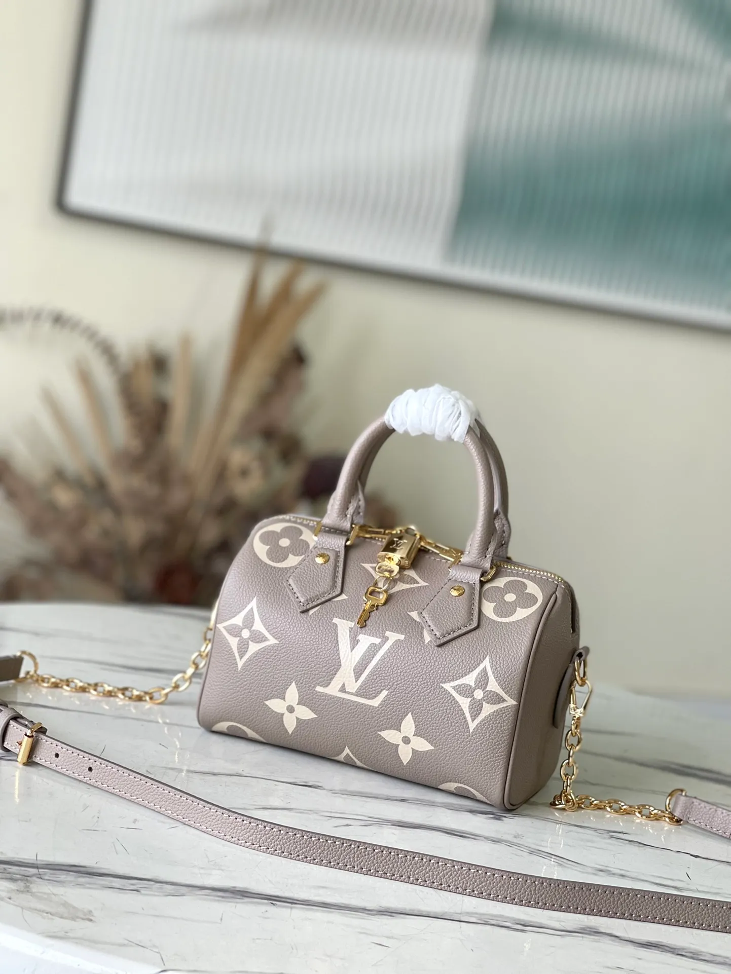 💰1060 (Top Grain Leather) Top Original M46575 Elephant Gray Made of two-tone Monogram Empreinte leather, decorated with logo and Monogram floral pattern, this Speedy Bandoulière 20 handbag is a modern classic. The design is inspired by the Speedy suitcase series from the 1930s, restoring the original shape and articulated handles. Comes with a leather metal chain strap for easy shoulder and cross-body carry. Dimensions: 20.5 x 13.5 x 12 cm