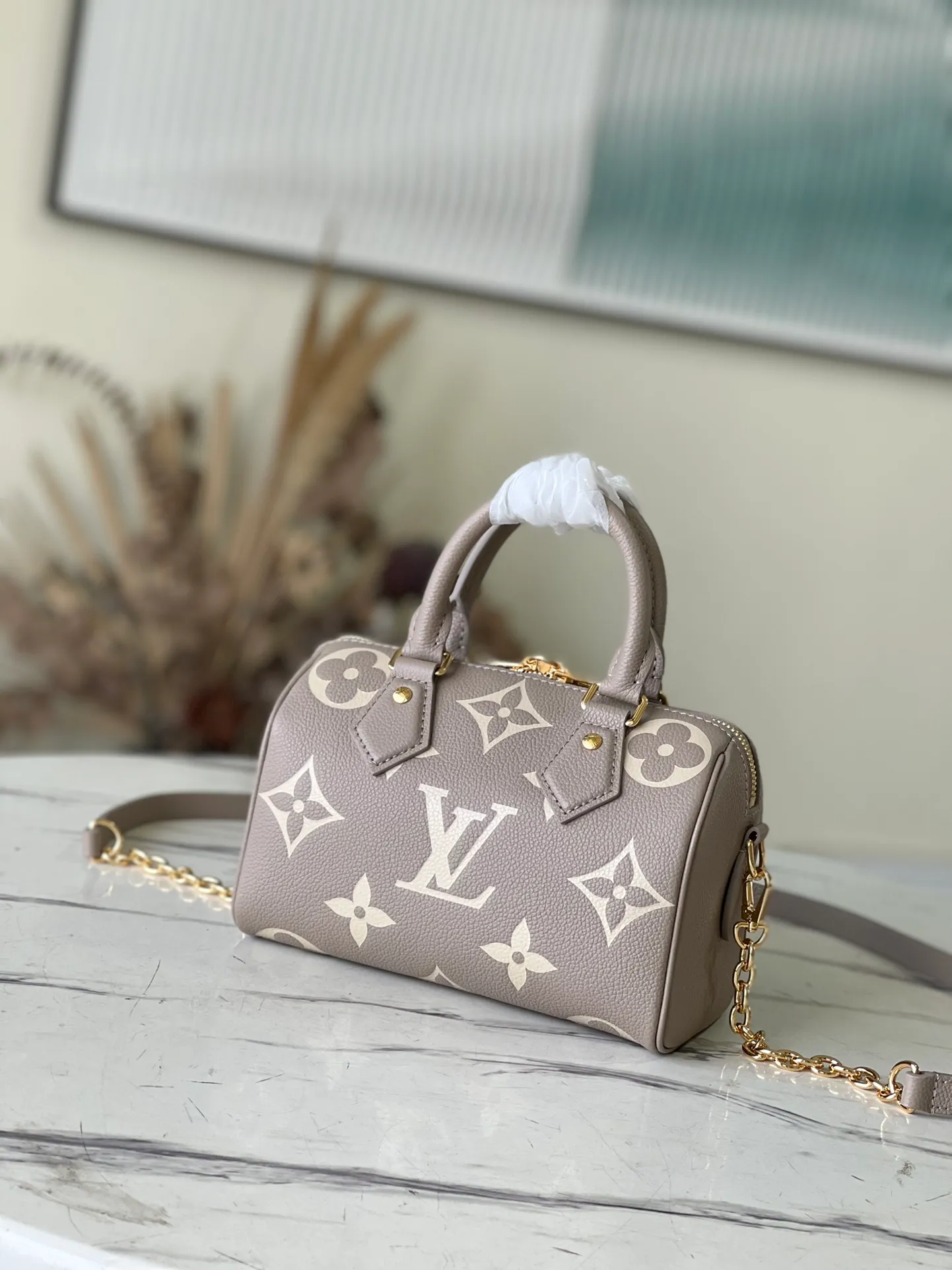 💰1060 (Top Grain Leather) Top Original M46575 Elephant Gray Made of two-tone Monogram Empreinte leather, decorated with logo and Monogram floral pattern, this Speedy Bandoulière 20 handbag is a modern classic. The design is inspired by the Speedy suitcase series from the 1930s, restoring the original shape and articulated handles. Comes with a leather metal chain strap for easy shoulder and cross-body carry. Dimensions: 20.5 x 13.5 x 12 cm