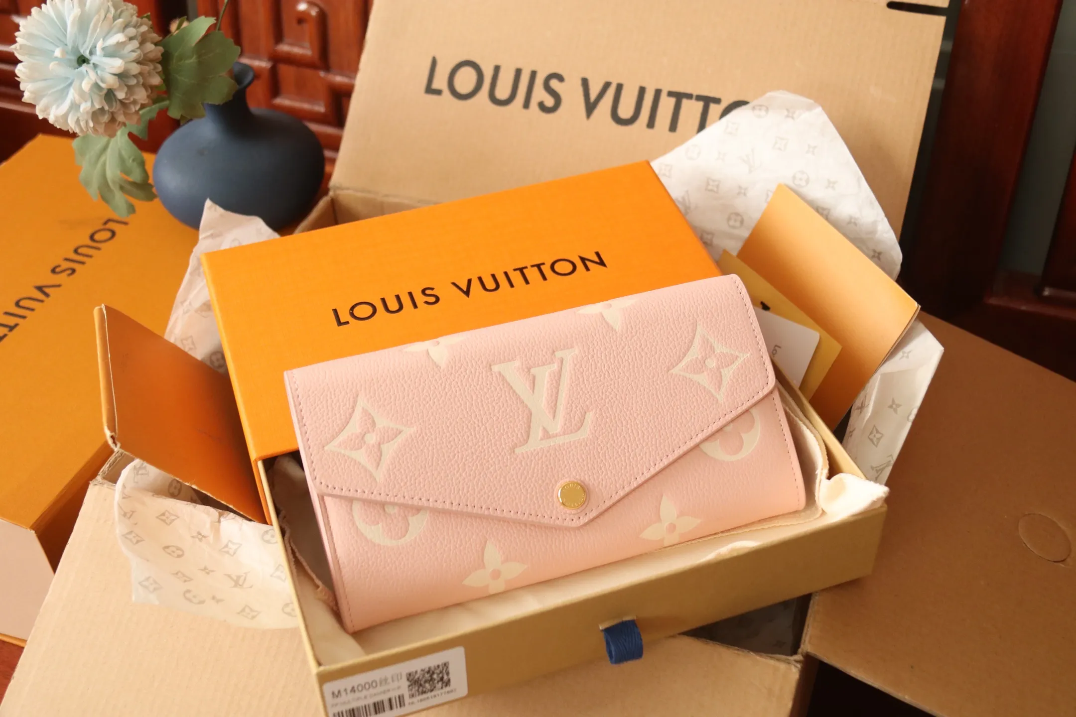 M14000 Pink 🌟P580 The embossing of Louis Vuitton’s iconic Monogram pattern is very beautiful, and the “Portefeuille Sara” of Monogram Unplant leather is used. Opening the envelope-shaped flip cover reveals functional interior features such as multiple card slots and a zippered coin pocket. Size: 19 10.5 2