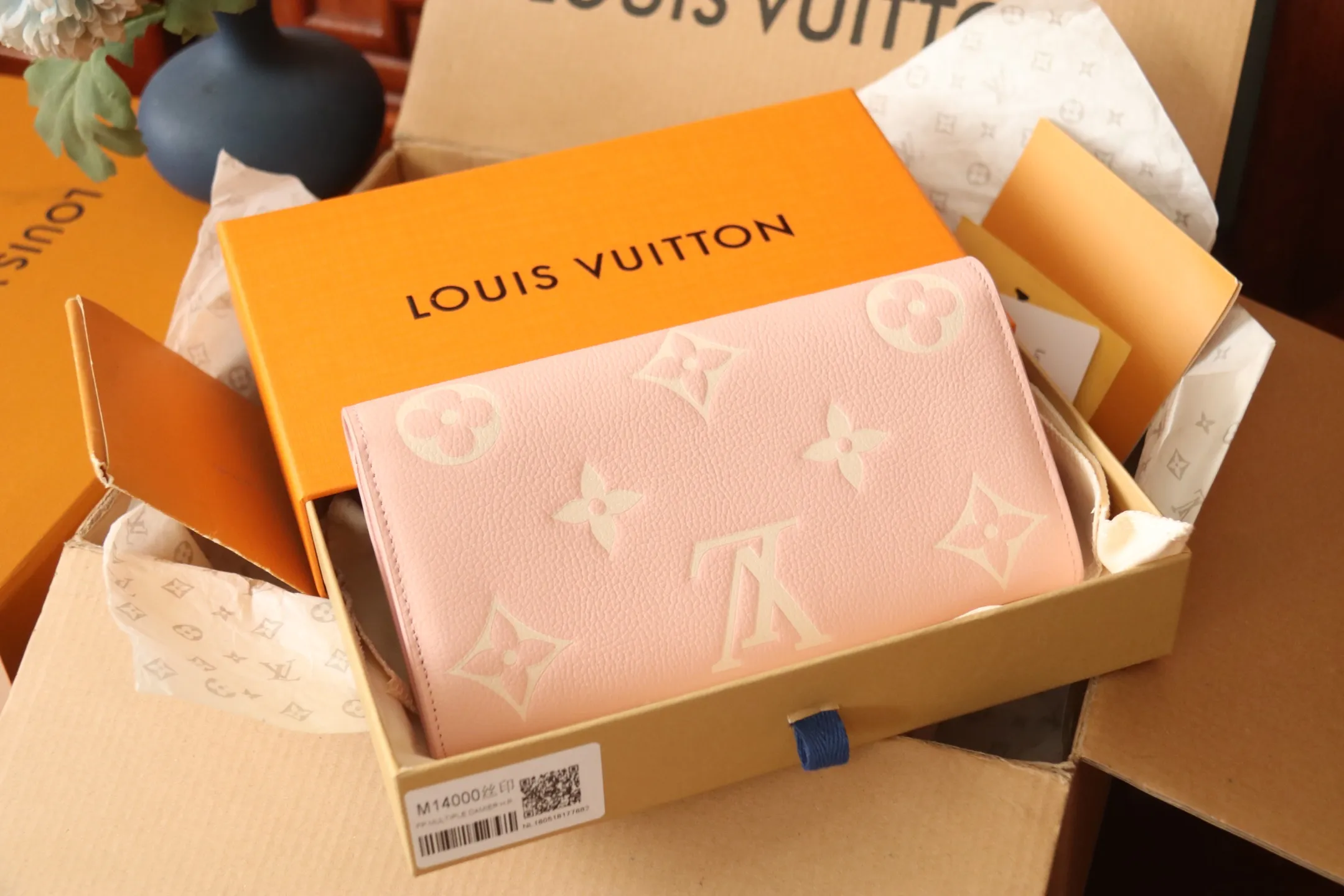 M14000 Pink 🌟P580 The embossing of Louis Vuitton’s iconic Monogram pattern is very beautiful, and the “Portefeuille Sara” of Monogram Unplant leather is used. Opening the envelope-shaped flip cover reveals functional interior features such as multiple card slots and a zippered coin pocket. Size: 19 10.5 2