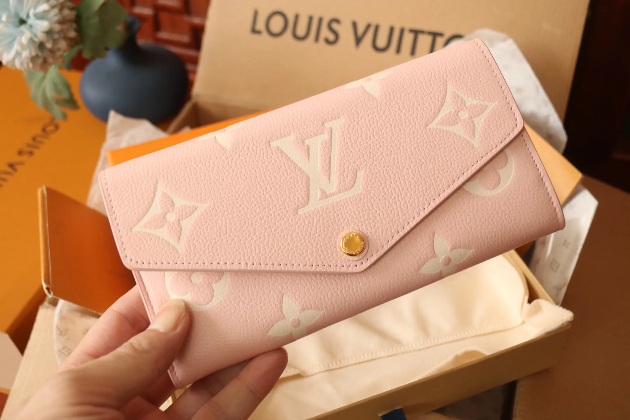 M14000 Pink 🌟P580 The embossing of Louis Vuitton’s iconic Monogram pattern is very beautiful, and the “Portefeuille Sara” of Monogram Unplant leather is used. Opening the envelope-shaped flip cover reveals functional interior features such as multiple card slots and a zippered coin pocket. Size: 19 10.5 2