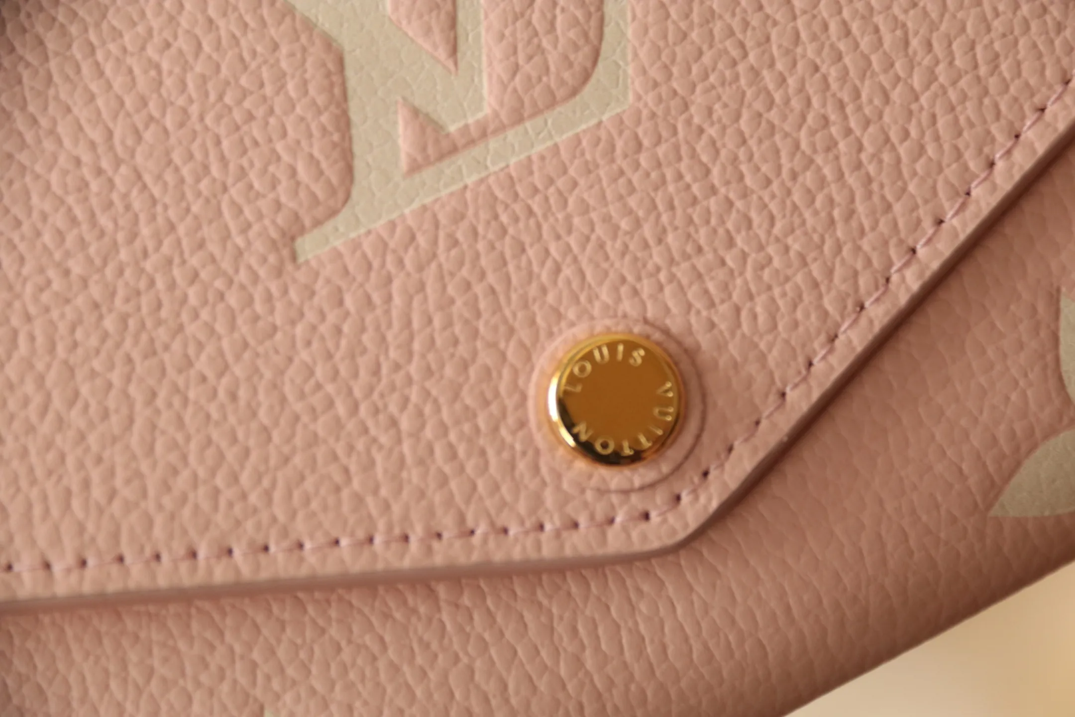 M14000 Pink 🌟P580 The embossing of Louis Vuitton’s iconic Monogram pattern is very beautiful, and the “Portefeuille Sara” of Monogram Unplant leather is used. Opening the envelope-shaped flip cover reveals functional interior features such as multiple card slots and a zippered coin pocket. Size: 19 10.5 2