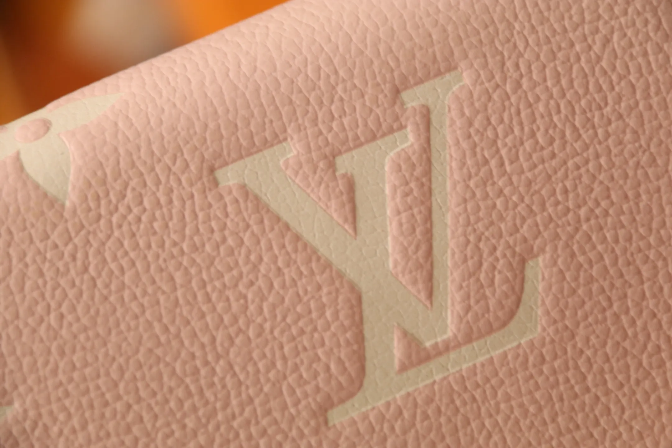 M14000 Pink 🌟P580 The embossing of Louis Vuitton’s iconic Monogram pattern is very beautiful, and the “Portefeuille Sara” of Monogram Unplant leather is used. Opening the envelope-shaped flip cover reveals functional interior features such as multiple card slots and a zippered coin pocket. Size: 19 10.5 2