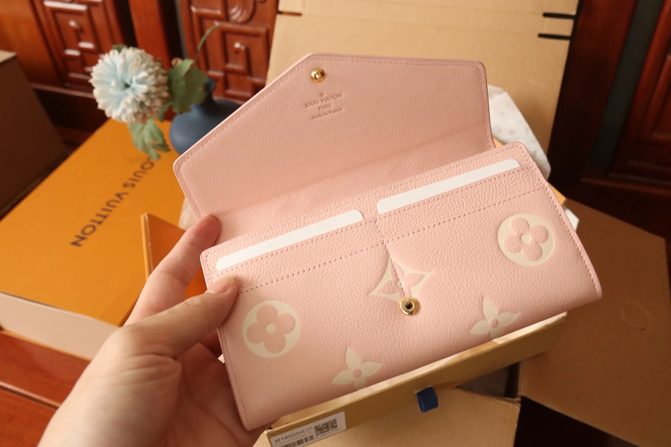 M14000 Pink 🌟P580 The embossing of Louis Vuitton’s iconic Monogram pattern is very beautiful, and the “Portefeuille Sara” of Monogram Unplant leather is used. Opening the envelope-shaped flip cover reveals functional interior features such as multiple card slots and a zippered coin pocket. Size: 19 10.5 2