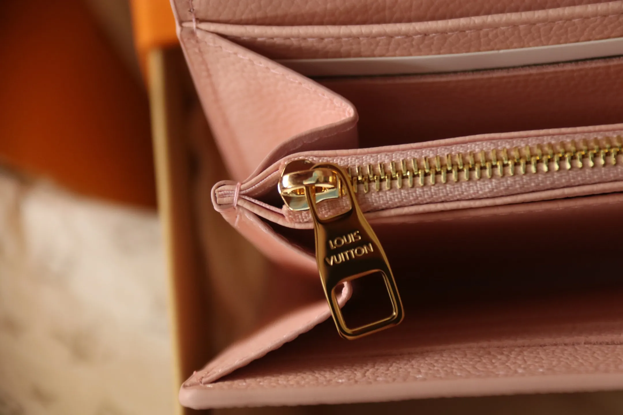 M14000 Pink 🌟P580 The embossing of Louis Vuitton’s iconic Monogram pattern is very beautiful, and the “Portefeuille Sara” of Monogram Unplant leather is used. Opening the envelope-shaped flip cover reveals functional interior features such as multiple card slots and a zippered coin pocket. Size: 19 10.5 2