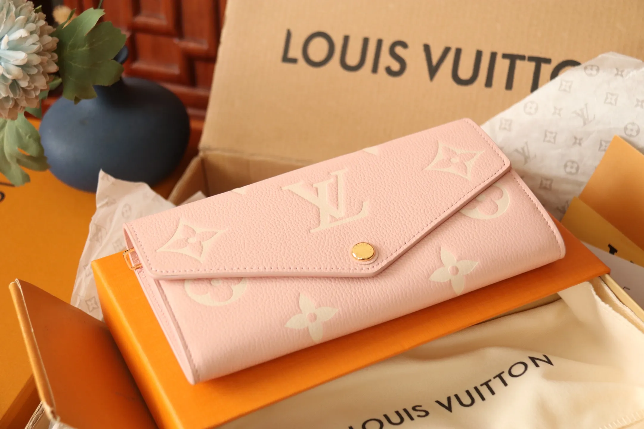 M14000 Pink 🌟P580 The embossing of Louis Vuitton’s iconic Monogram pattern is very beautiful, and the “Portefeuille Sara” of Monogram Unplant leather is used. Opening the envelope-shaped flip cover reveals functional interior features such as multiple card slots and a zippered coin pocket. Size: 19 10.5 2