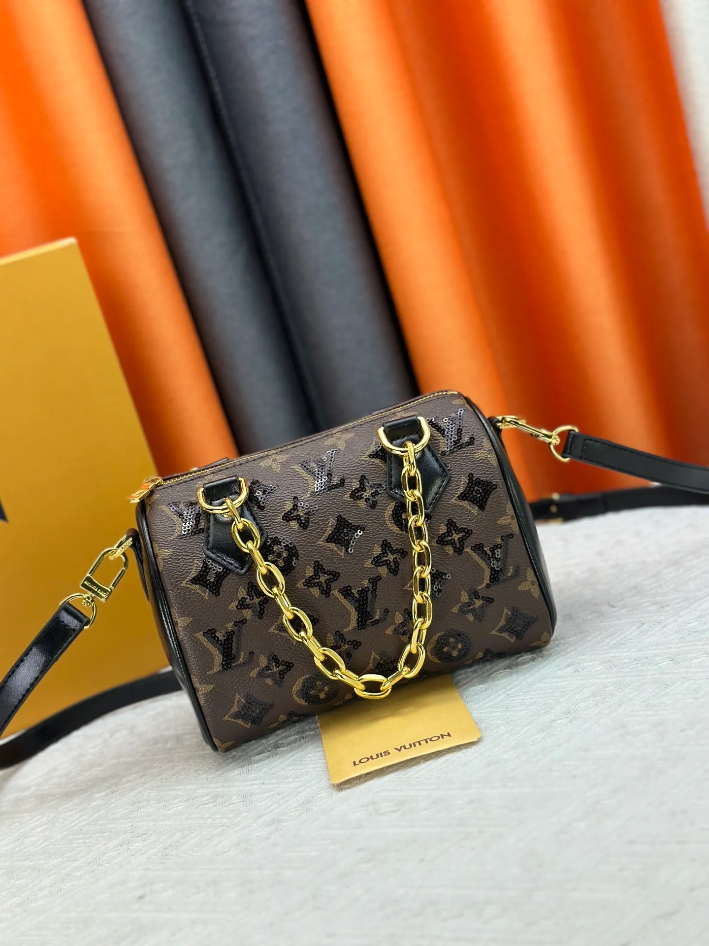 P360 upgraded original M58953 M46234 M14291 Speedy Bandoulière 20 handbag is made of soft coated canvas, and the full-length Monogram pattern is traced in colorful rainbow tones, highlighting the smart style of the Louis Vuitton x Murakami reissue series. The Toron handle and detachable shoulder strap are constructed of cow leather, the metal corners recall classic luggage elements, and the bow-shaped key bag and padlock add brand touches. Dimensions: 20.5 x 13.5 x 12.0 cm (length x height x width)