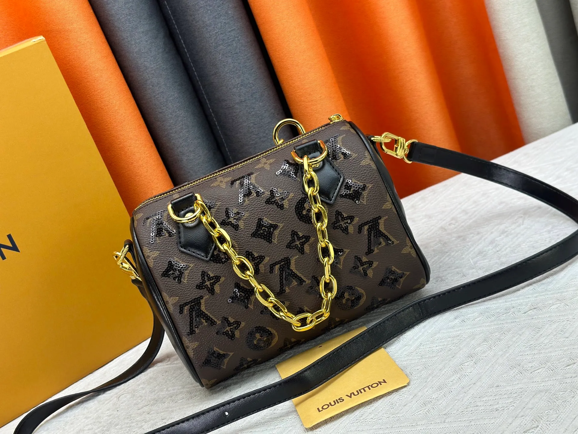 P360 upgraded original M58953 M46234 M14291 Speedy Bandoulière 20 handbag is made of soft coated canvas, and the full-length Monogram pattern is traced in colorful rainbow tones, highlighting the smart style of the Louis Vuitton x Murakami reissue series. The Toron handle and detachable shoulder strap are constructed of cow leather, the metal corners recall classic luggage elements, and the bow-shaped key bag and padlock add brand touches. Dimensions: 20.5 x 13.5 x 12.0 cm (length x height x width)