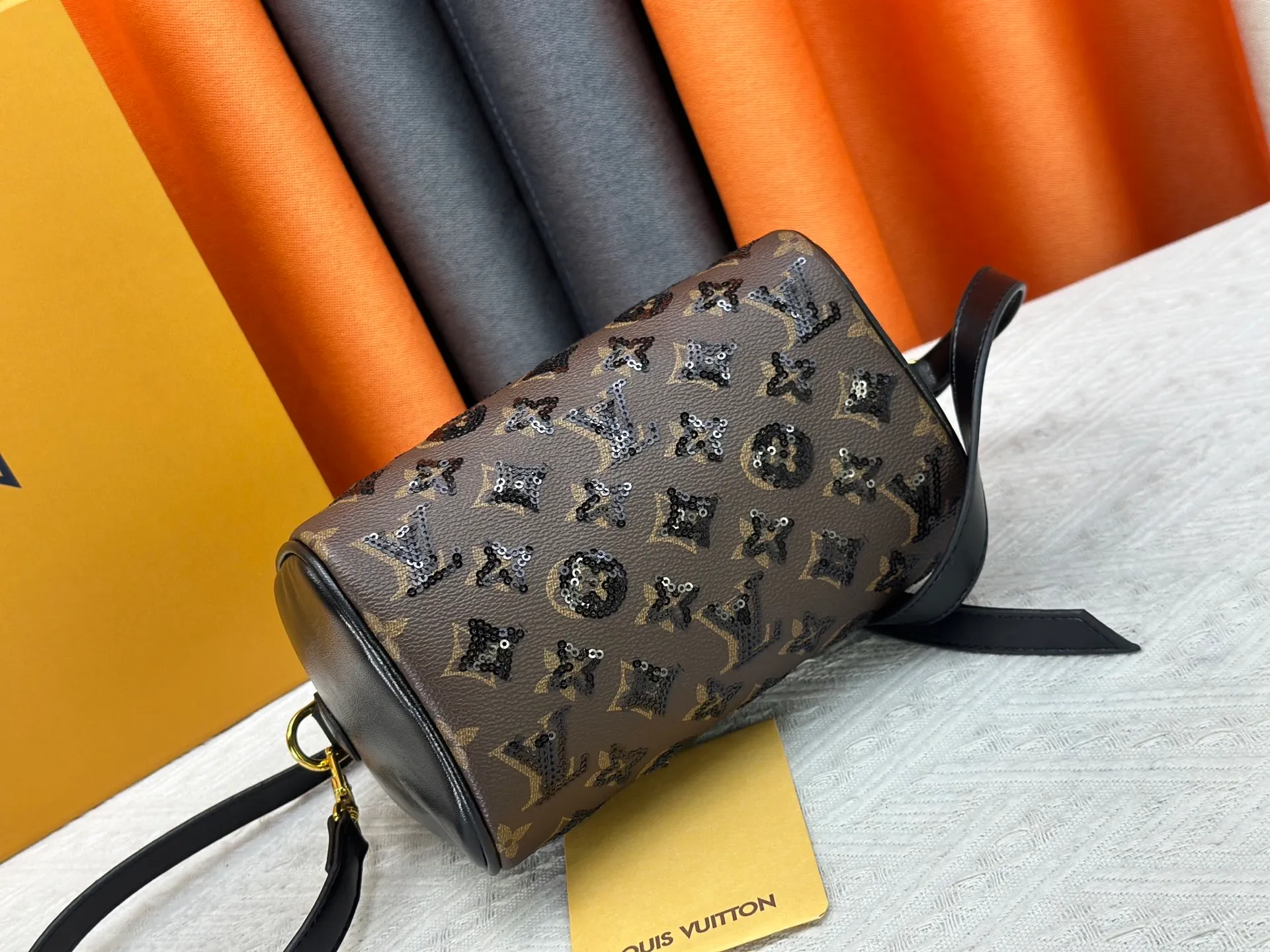 P360 upgraded original M58953 M46234 M14291 Speedy Bandoulière 20 handbag is made of soft coated canvas, and the full-length Monogram pattern is traced in colorful rainbow tones, highlighting the smart style of the Louis Vuitton x Murakami reissue series. The Toron handle and detachable shoulder strap are constructed of cow leather, the metal corners recall classic luggage elements, and the bow-shaped key bag and padlock add brand touches. Dimensions: 20.5 x 13.5 x 12.0 cm (length x height x width)