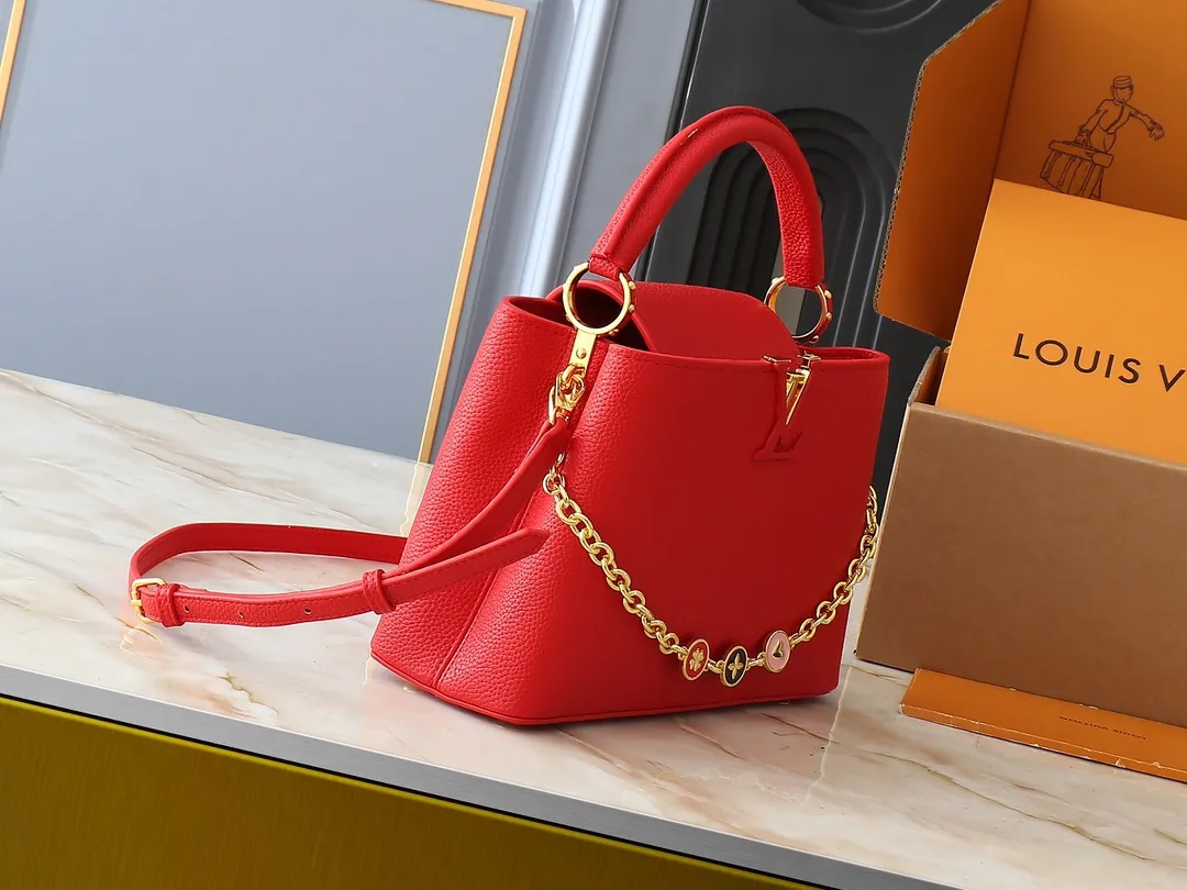 💰420💰Guangzhou goods Upgraded original M00014 M00013 M00015 [New size] This Capucines new size handbag shows soft beauty: Taurillon leather body with light-colored flap and top handle, enamel Monogram flower chain can also achieve a shoulder-carrying experience. Wear the slim leather strap to explore more styling possibilities. Dimensions 31.5 x 20 x 11 cm (length x height x width)