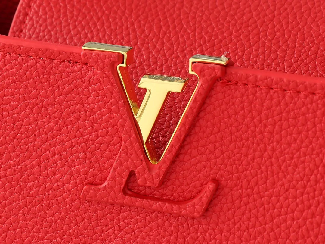 💰420💰Guangzhou goods Upgraded original M00014 M00013 M00015 [New size] This Capucines new size handbag shows soft beauty: Taurillon leather body with light-colored flap and top handle, enamel Monogram flower chain can also achieve a shoulder-carrying experience. Wear the slim leather strap to explore more styling possibilities. Dimensions 31.5 x 20 x 11 cm (length x height x width)