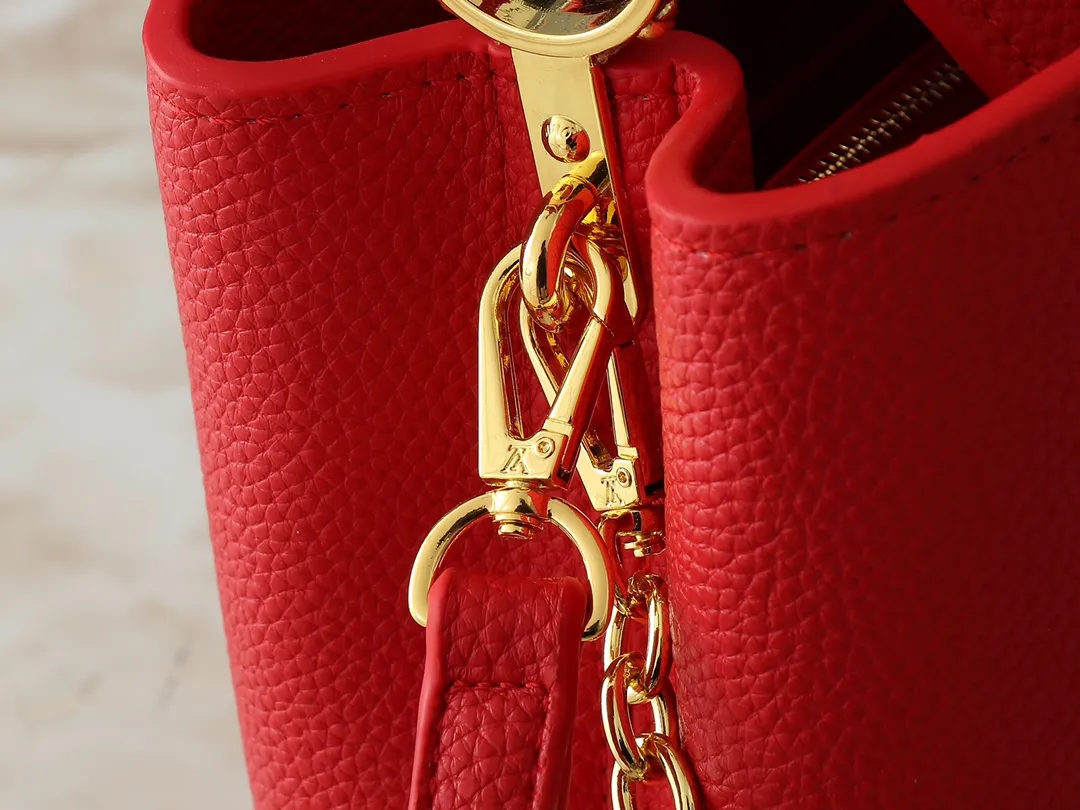 💰420💰Guangzhou goods Upgraded original M00014 M00013 M00015 [New size] This Capucines new size handbag shows soft beauty: Taurillon leather body with light-colored flap and top handle, enamel Monogram flower chain can also achieve a shoulder-carrying experience. Wear the slim leather strap to explore more styling possibilities. Dimensions 31.5 x 20 x 11 cm (length x height x width)