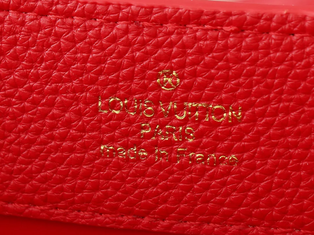 💰420💰Guangzhou goods Upgraded original M00014 M00013 M00015 [New size] This Capucines new size handbag shows soft beauty: Taurillon leather body with light-colored flap and top handle, enamel Monogram flower chain can also achieve a shoulder-carrying experience. Wear the slim leather strap to explore more styling possibilities. Dimensions 31.5 x 20 x 11 cm (length x height x width)