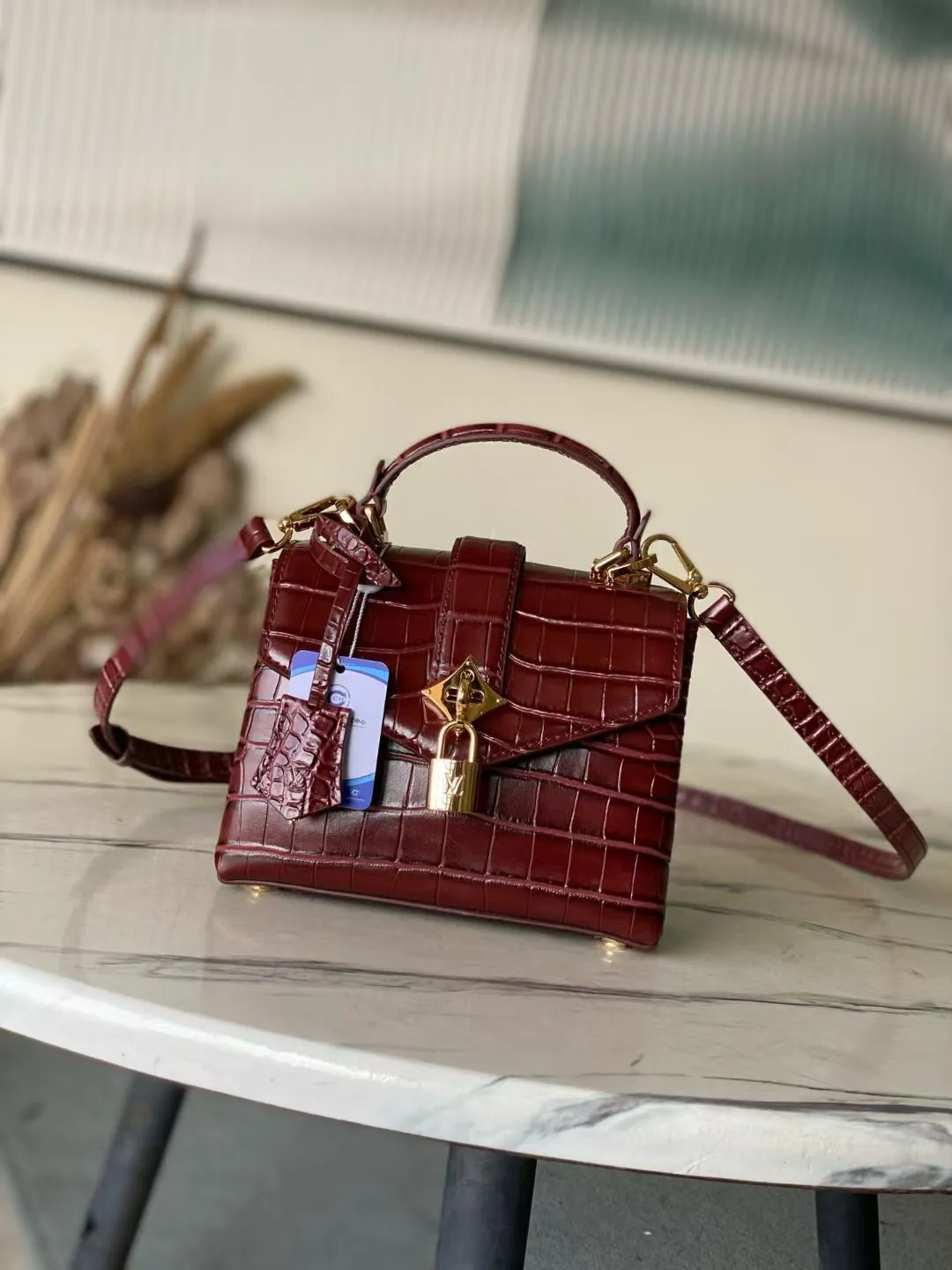 💰2000 "Special Original Leather" N98928 Crocodile Maroon Small Rose des Vents small handbag is made of smooth and grained calfskin to outline elegant lines, embellished with golden LV padlocks to shine. Use the top handle and removable and adjustable shoulder strap to create an elegant elbow or practical cross-body style for everyday travel. Dimensions: length 19 width 8 height 13.5cm