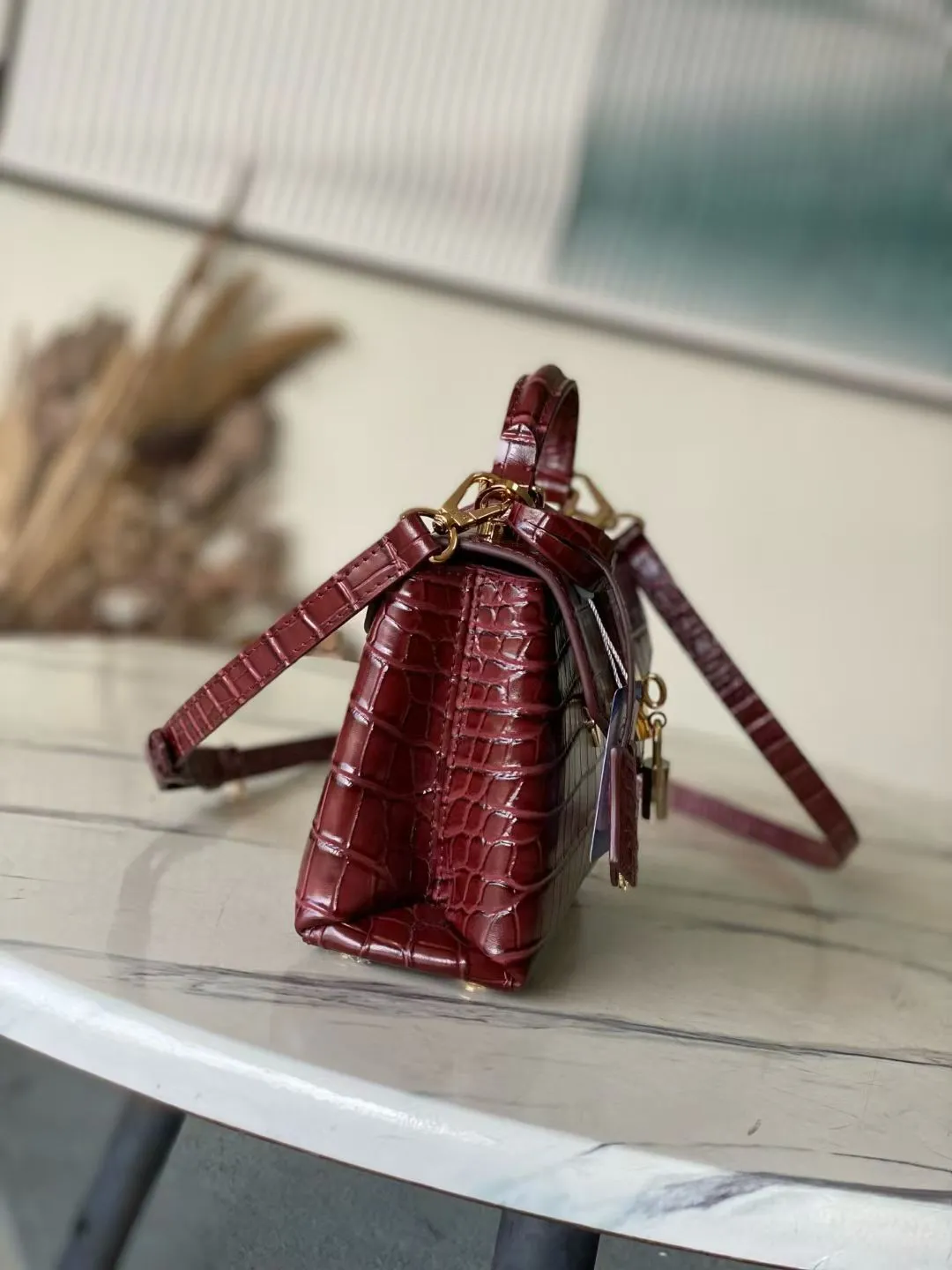 💰2000 "Special Original Leather" N98928 Crocodile Maroon Small Rose des Vents small handbag is made of smooth and grained calfskin to outline elegant lines, embellished with golden LV padlocks to shine. Use the top handle and removable and adjustable shoulder strap to create an elegant elbow or practical cross-body style for everyday travel. Dimensions: length 19 width 8 height 13.5cm