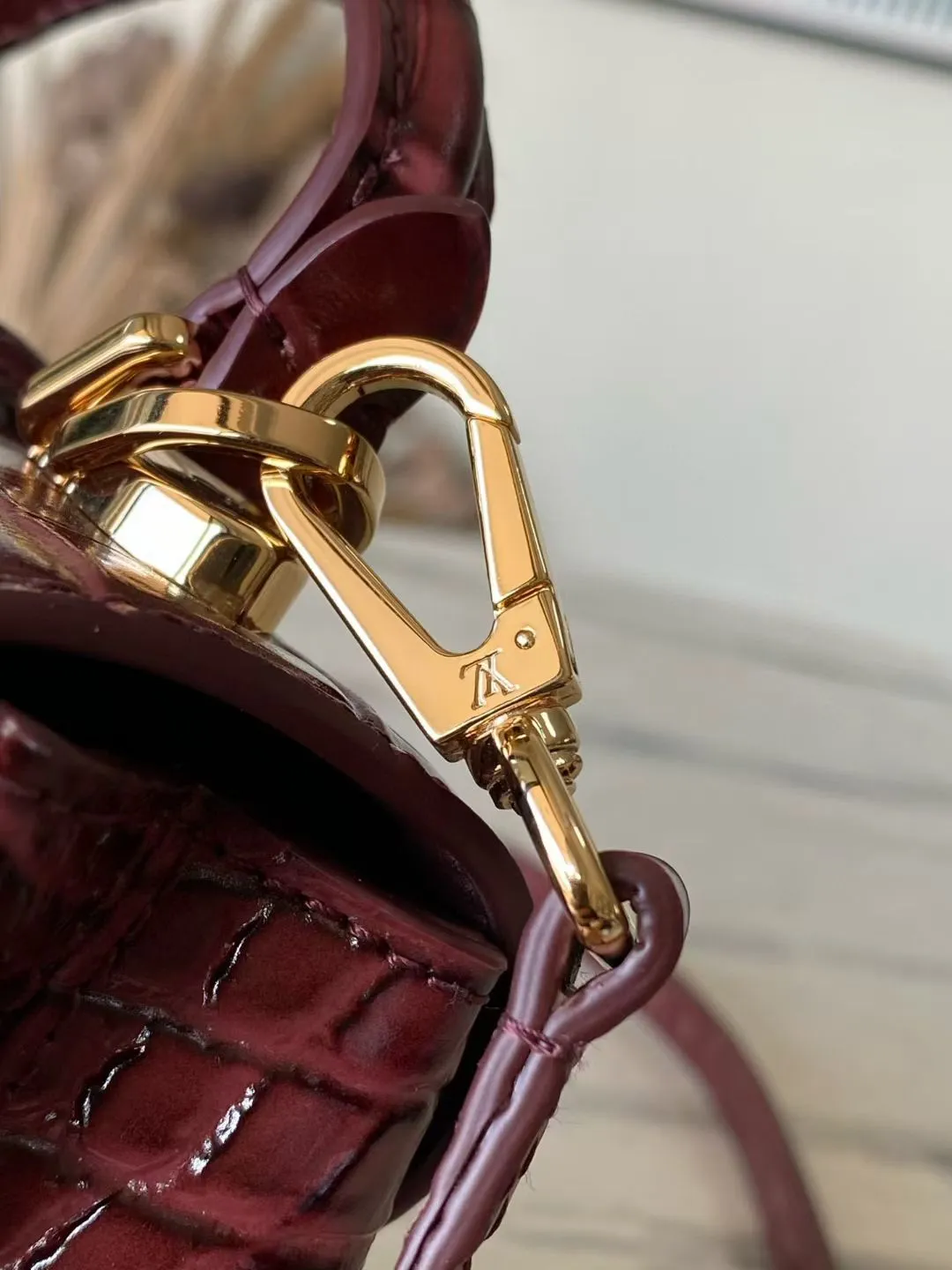 💰2000 "Special Original Leather" N98928 Crocodile Maroon Small Rose des Vents small handbag is made of smooth and grained calfskin to outline elegant lines, embellished with golden LV padlocks to shine. Use the top handle and removable and adjustable shoulder strap to create an elegant elbow or practical cross-body style for everyday travel. Dimensions: length 19 width 8 height 13.5cm