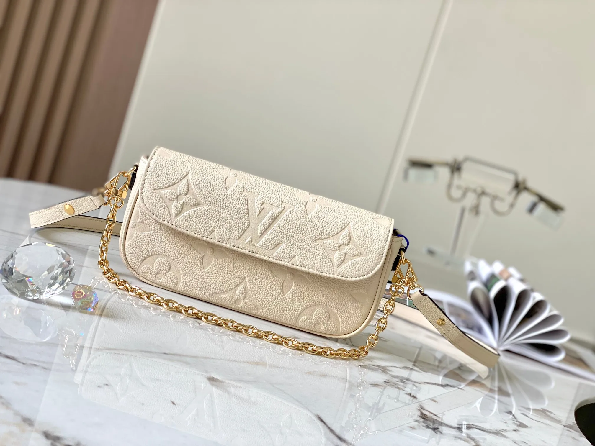 P1360 [Original leather 💋M82210 milky white embossed] Wallet On Chain handbag is made of Monogram canvas, inspired by the Sac Recoleta handbag of the 2000s. Full leather embossed chain horizontal woc small shoulder bag oo[handshake][handshake] card compartment and zipper inner pocket can accommodate daily needs, the chain and adjustable leather shoulder strap are detachable, allowing long and short shoulder and cross-body options. Detailed features: 23.5 x 12 x 4.3 cm (length x height x width)