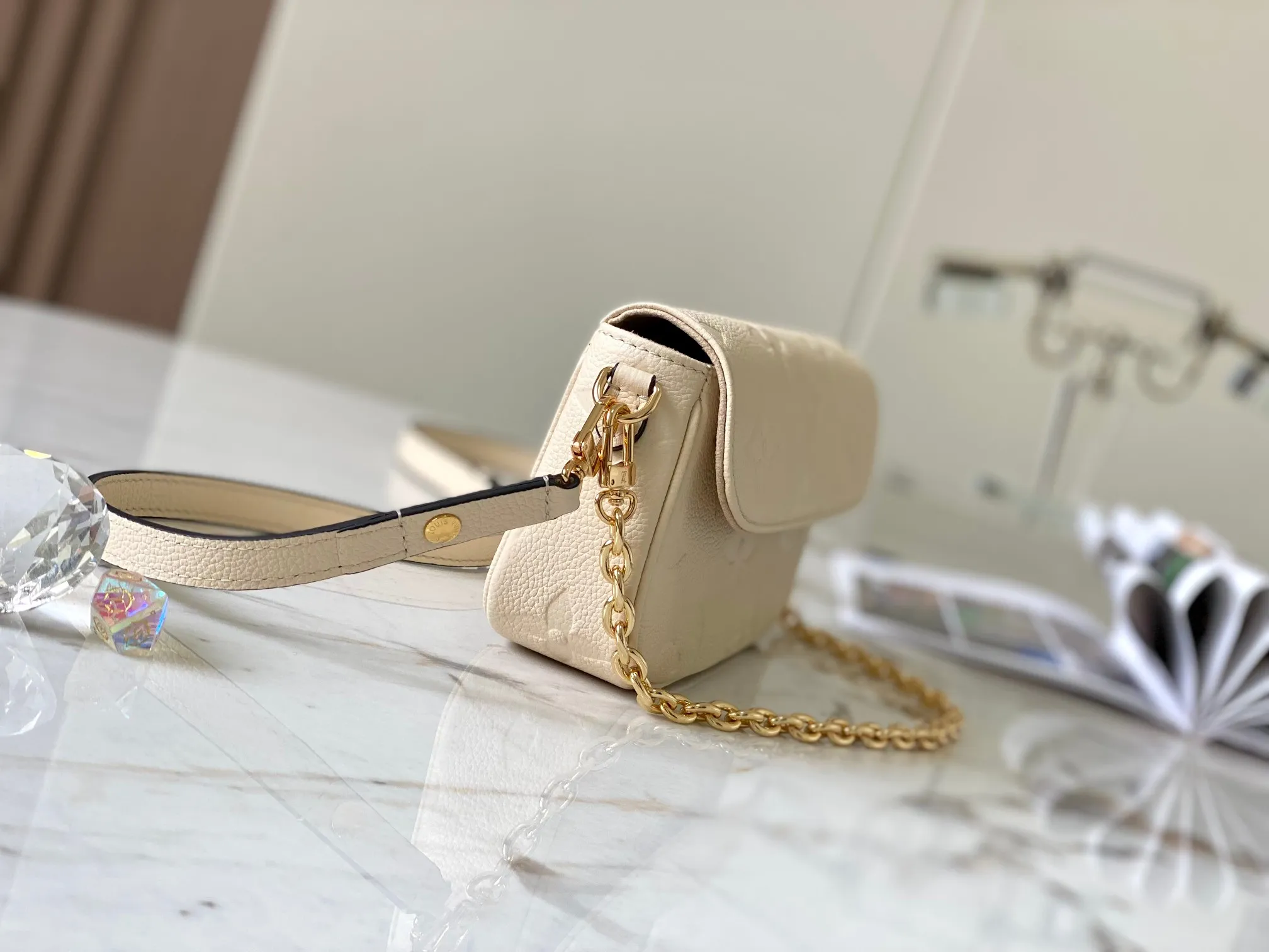 P1360 [Original leather 💋M82210 milky white embossed] Wallet On Chain handbag is made of Monogram canvas, inspired by the Sac Recoleta handbag of the 2000s. Full leather embossed chain horizontal woc small shoulder bag oo[handshake][handshake] card compartment and zipper inner pocket can accommodate daily needs, the chain and adjustable leather shoulder strap are detachable, allowing long and short shoulder and cross-body options. Detailed features: 23.5 x 12 x 4.3 cm (length x height x width)