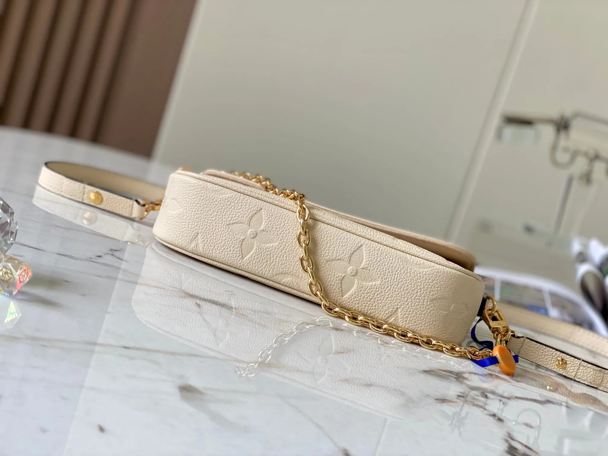 P1360 [Original leather 💋M82210 milky white embossed] Wallet On Chain handbag is made of Monogram canvas, inspired by the Sac Recoleta handbag of the 2000s. Full leather embossed chain horizontal woc small shoulder bag oo[handshake][handshake] card compartment and zipper inner pocket can accommodate daily needs, the chain and adjustable leather shoulder strap are detachable, allowing long and short shoulder and cross-body options. Detailed features: 23.5 x 12 x 4.3 cm (length x height x width)