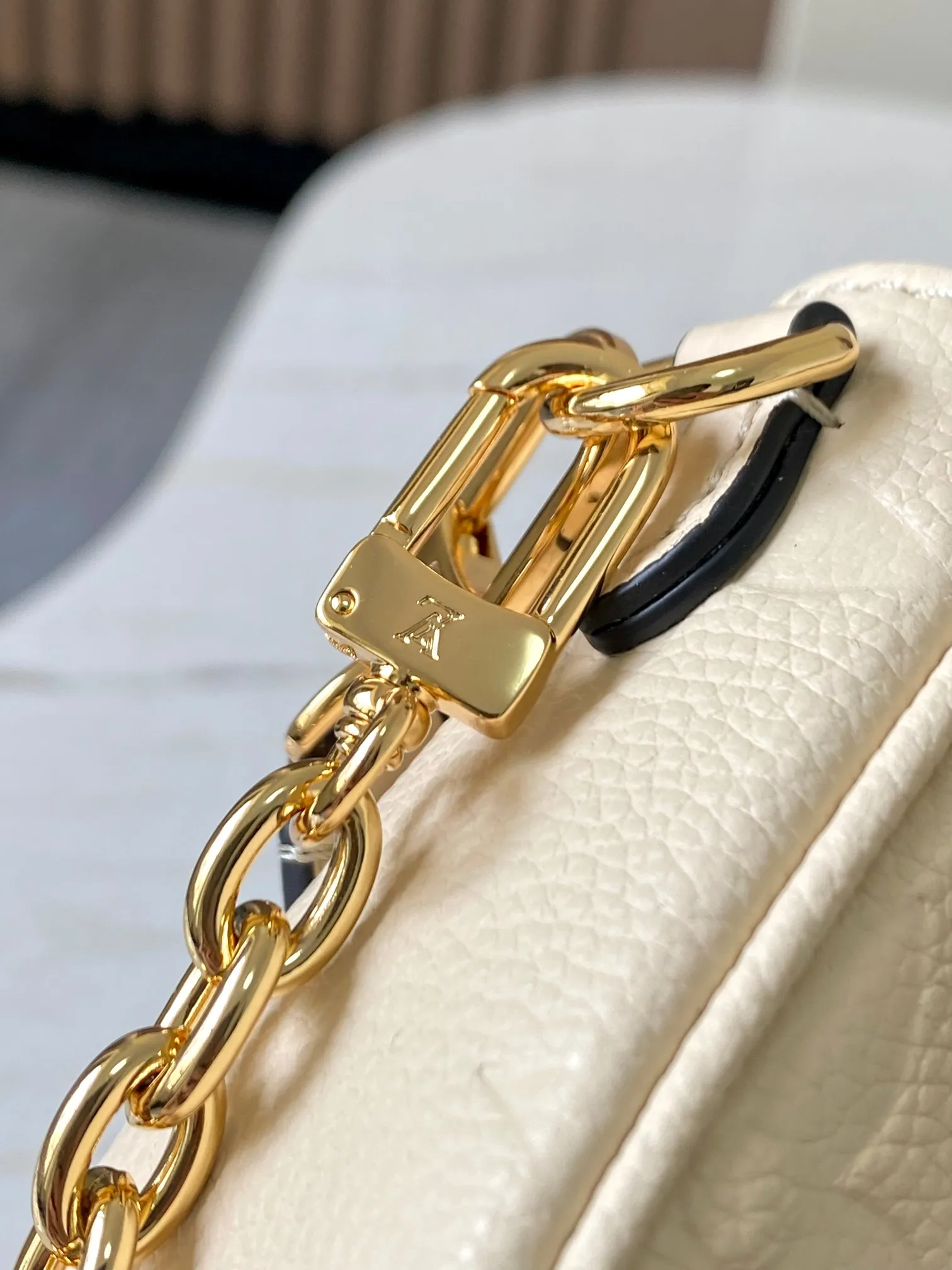 P1360 [Original leather 💋M82210 milky white embossed] Wallet On Chain handbag is made of Monogram canvas, inspired by the Sac Recoleta handbag of the 2000s. Full leather embossed chain horizontal woc small shoulder bag oo[handshake][handshake] card compartment and zipper inner pocket can accommodate daily needs, the chain and adjustable leather shoulder strap are detachable, allowing long and short shoulder and cross-body options. Detailed features: 23.5 x 12 x 4.3 cm (length x height x width)