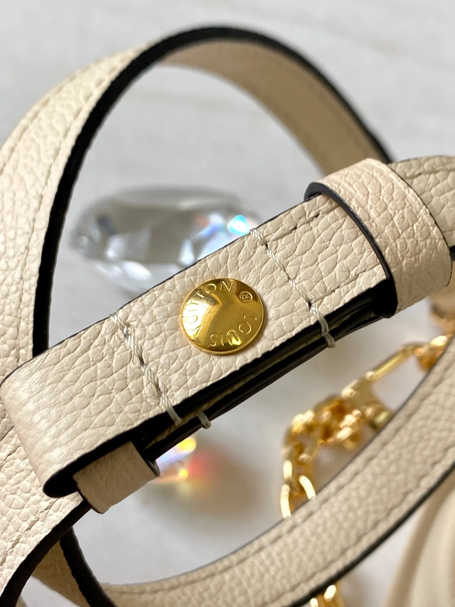 P1360 [Original leather 💋M82210 milky white embossed] Wallet On Chain handbag is made of Monogram canvas, inspired by the Sac Recoleta handbag of the 2000s. Full leather embossed chain horizontal woc small shoulder bag oo[handshake][handshake] card compartment and zipper inner pocket can accommodate daily needs, the chain and adjustable leather shoulder strap are detachable, allowing long and short shoulder and cross-body options. Detailed features: 23.5 x 12 x 4.3 cm (length x height x width)