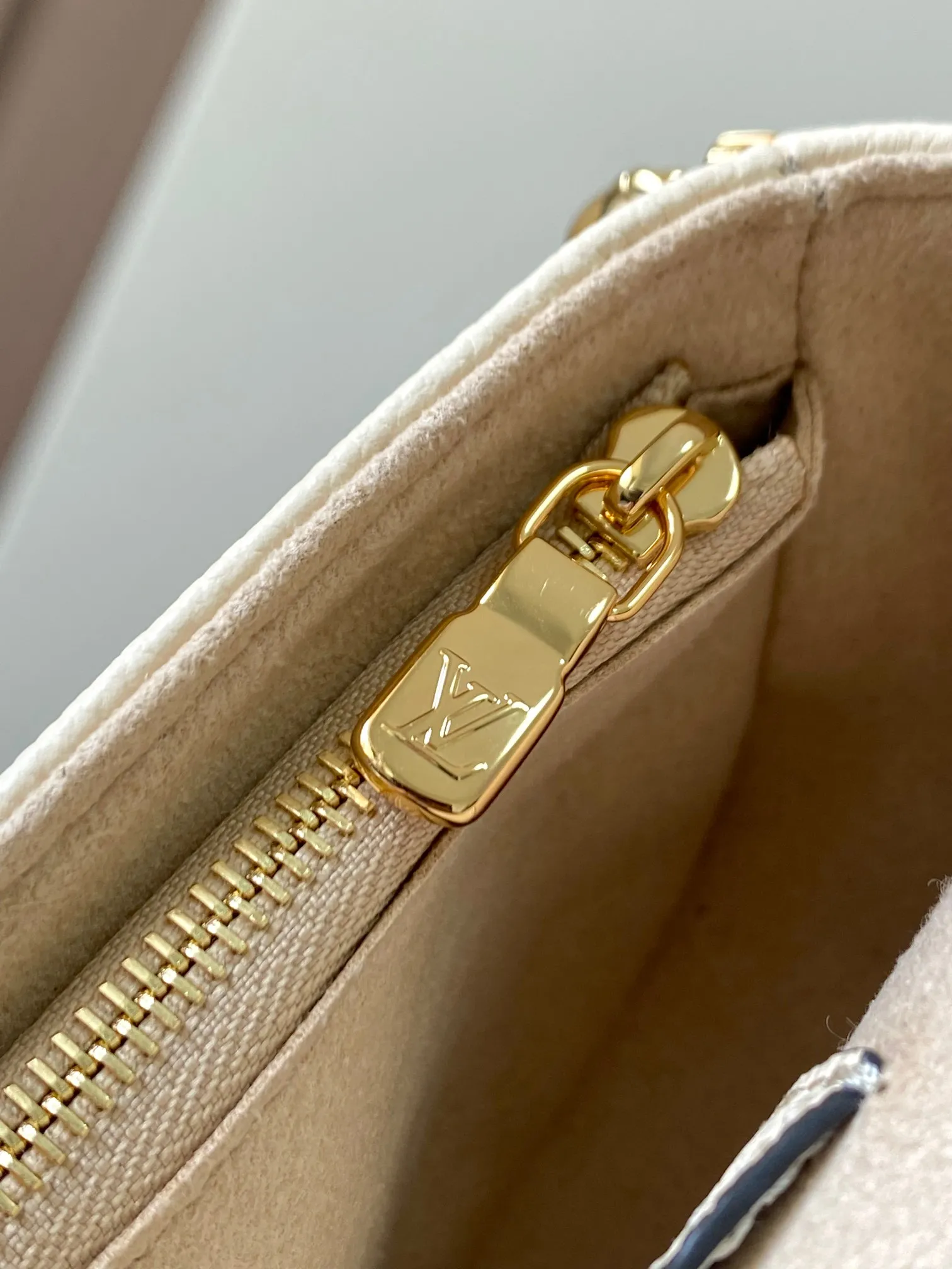 P1360 [Original leather 💋M82210 milky white embossed] Wallet On Chain handbag is made of Monogram canvas, inspired by the Sac Recoleta handbag of the 2000s. Full leather embossed chain horizontal woc small shoulder bag oo[handshake][handshake] card compartment and zipper inner pocket can accommodate daily needs, the chain and adjustable leather shoulder strap are detachable, allowing long and short shoulder and cross-body options. Detailed features: 23.5 x 12 x 4.3 cm (length x height x width)