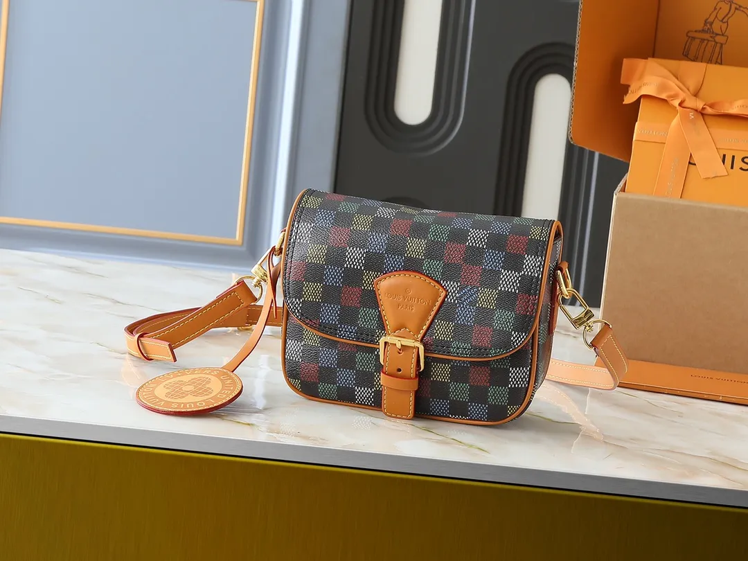 💰260💰Upgraded from the original M12694 yellow N00147 checkerboard Montsouris small messenger bag with Monogram Macassar to create ample space, making it a perfect choice for daily travel. The retro structure and leather shoulder strap can also be easily worn in formal occasions. Dimensions: 20 x 17 x 7 cm (length x height x width)