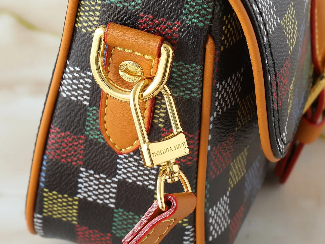 💰260💰Upgraded from the original M12694 yellow N00147 checkerboard Montsouris small messenger bag with Monogram Macassar to create ample space, making it a perfect choice for daily travel. The retro structure and leather shoulder strap can also be easily worn in formal occasions. Dimensions: 20 x 17 x 7 cm (length x height x width)