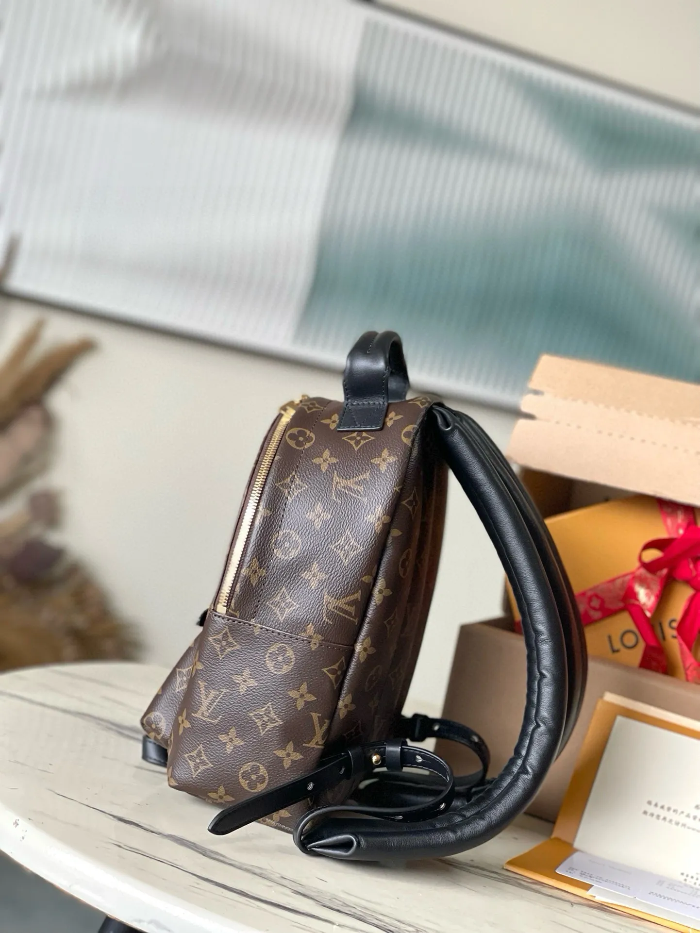 💰760 Top Original M44871 Presbyopia ✨✨MONOGRAM BACKPACK Medium double backpack, which shined in the 2017 early spring series fashion show. This backpack has a fashionable style and strong functionality. It is the perfect choice for urban wanderers. It continues the extremely gorgeous appearance and reflects the unique LV characteristics in countless details. Fine decorations such as calfskin trim and engraved zipper pulls complement the loose and soft Monogram canvas. Size 28*33*16cm