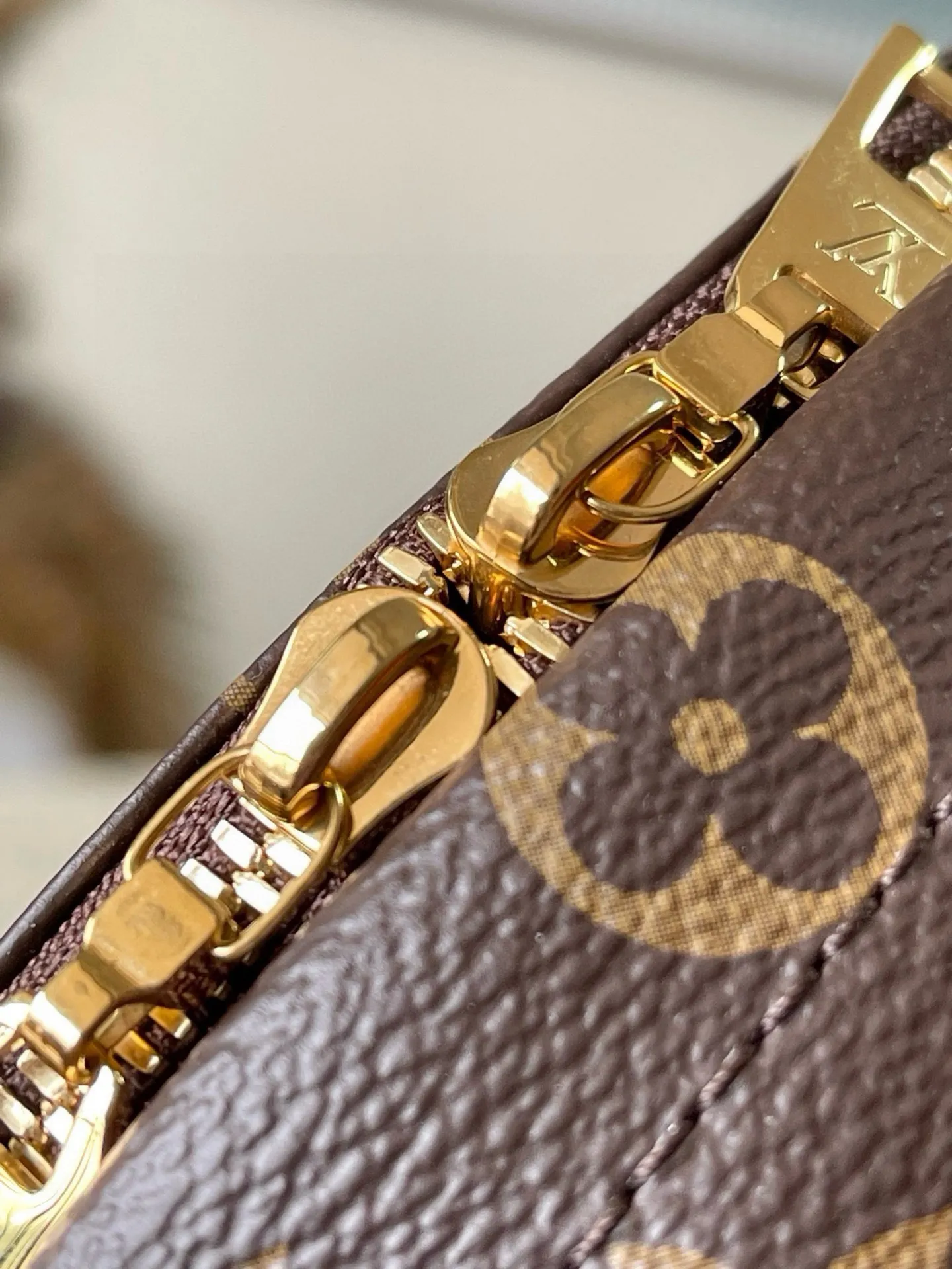 💰760 Top Original M44871 Presbyopia ✨✨MONOGRAM BACKPACK Medium double backpack, which shined in the 2017 early spring series fashion show. This backpack has a fashionable style and strong functionality. It is the perfect choice for urban wanderers. It continues the extremely gorgeous appearance and reflects the unique LV characteristics in countless details. Fine decorations such as calfskin trim and engraved zipper pulls complement the loose and soft Monogram canvas. Size 28*33*16cm