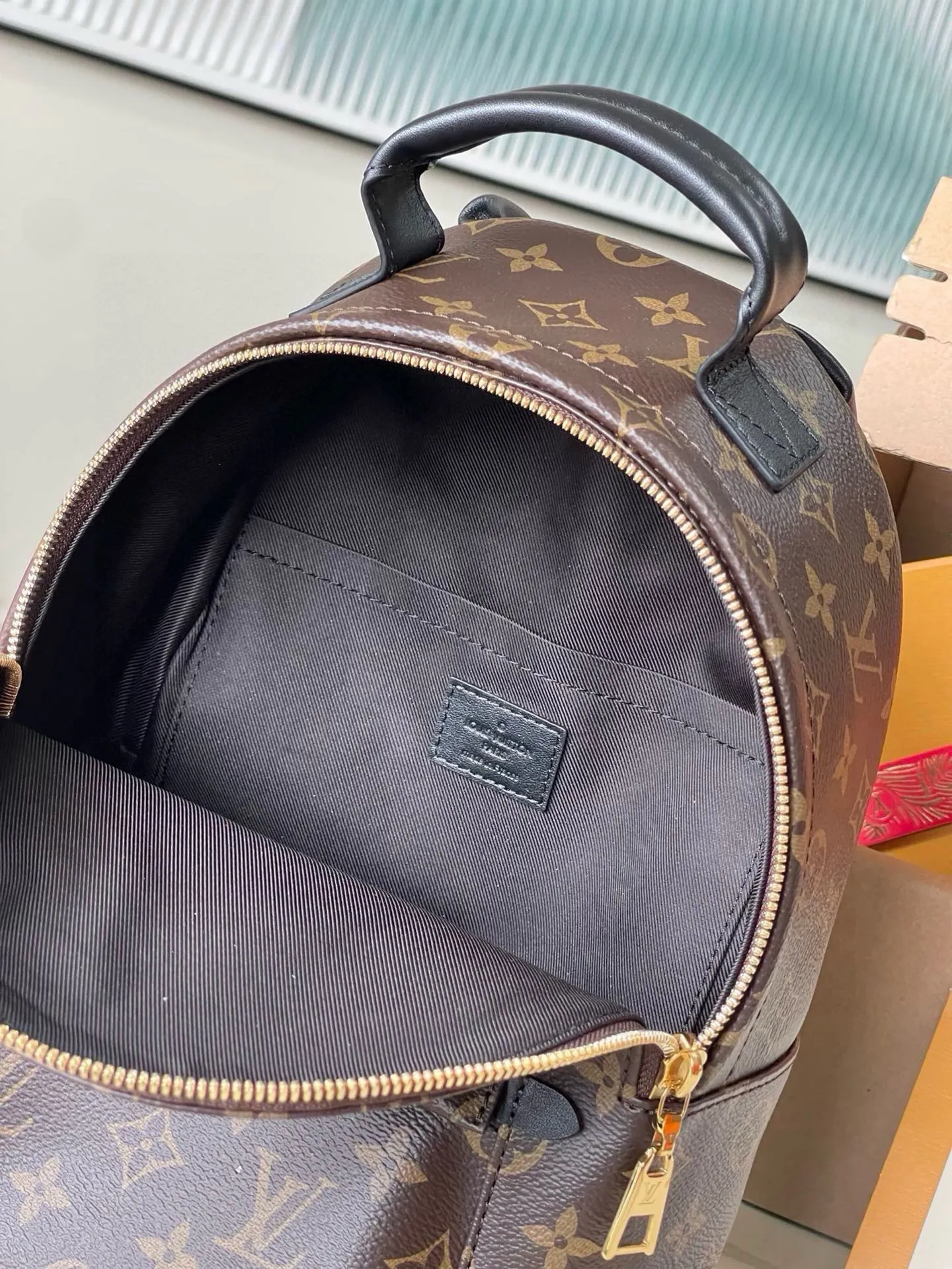 💰760 Top Original M44871 Presbyopia ✨✨MONOGRAM BACKPACK Medium double backpack, which shined in the 2017 early spring series fashion show. This backpack has a fashionable style and strong functionality. It is the perfect choice for urban wanderers. It continues the extremely gorgeous appearance and reflects the unique LV characteristics in countless details. Fine decorations such as calfskin trim and engraved zipper pulls complement the loose and soft Monogram canvas. Size 28*33*16cm