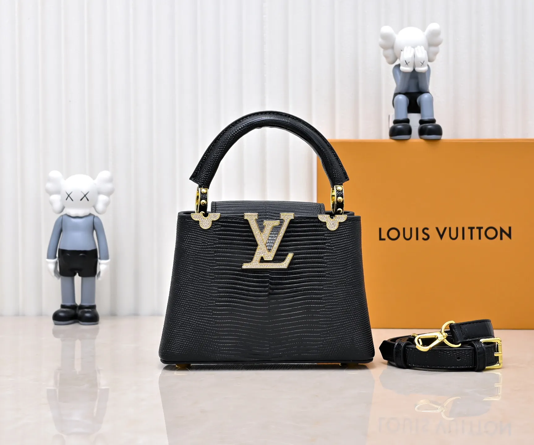 Top original P420 Guangzhou goods M12296 black lizard leather with gold diamond corolla🔺This Capucines mini handbag is wrapped in gorgeous lizard leather and lined with delicate sheepskin, embellished with dazzling metal parts. The flip cover reads LV letters inside, and a Monogram flower blooms when turned out. Its compact size makes it a dazzling choice for evening occasions. Detailed features 21 x 14 x 8 cm (length x height x width