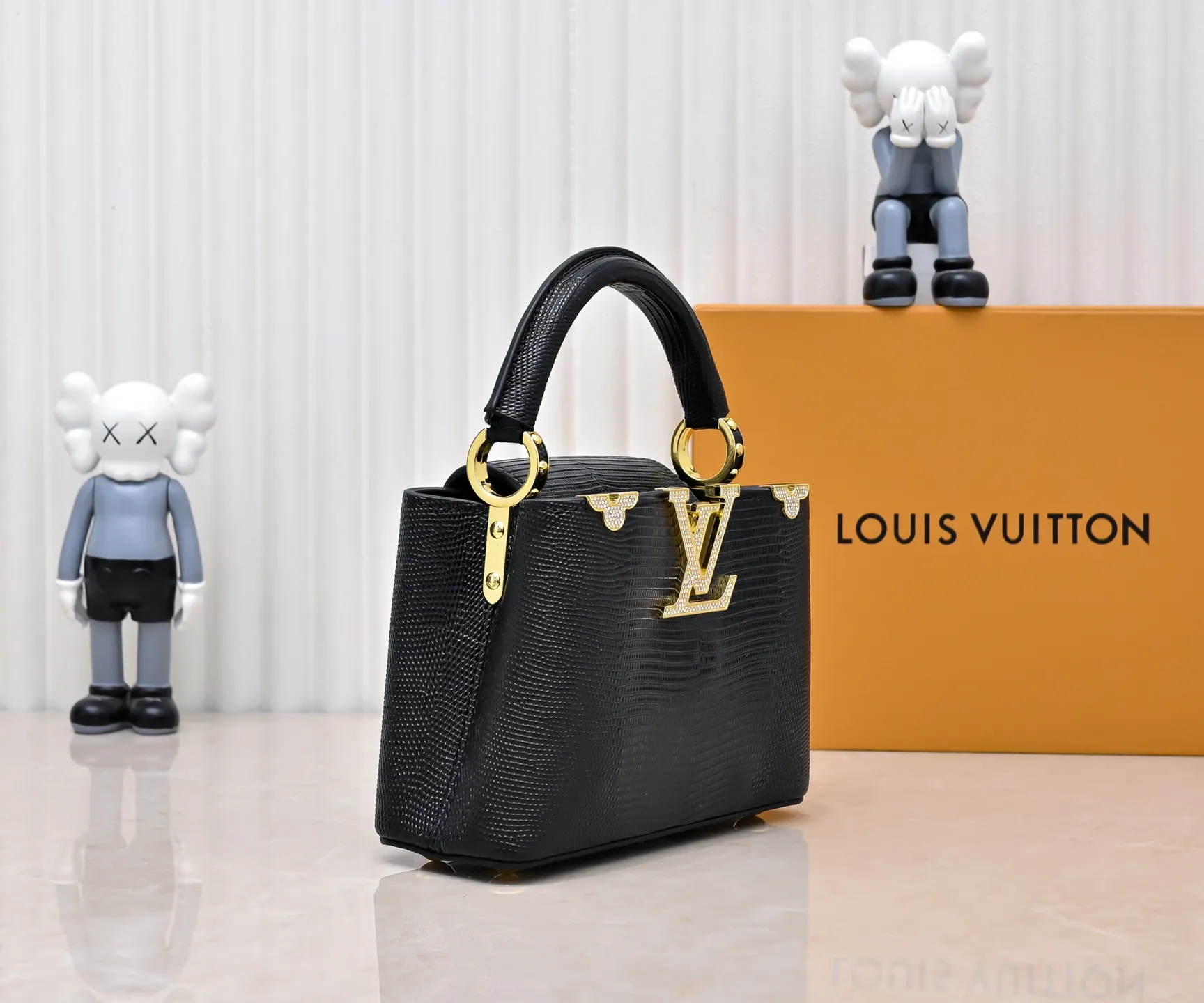 Top original P420 Guangzhou goods M12296 black lizard leather with gold diamond corolla🔺This Capucines mini handbag is wrapped in gorgeous lizard leather and lined with delicate sheepskin, embellished with dazzling metal parts. The flip cover reads LV letters inside, and a Monogram flower blooms when turned out. Its compact size makes it a dazzling choice for evening occasions. Detailed features 21 x 14 x 8 cm (length x height x width