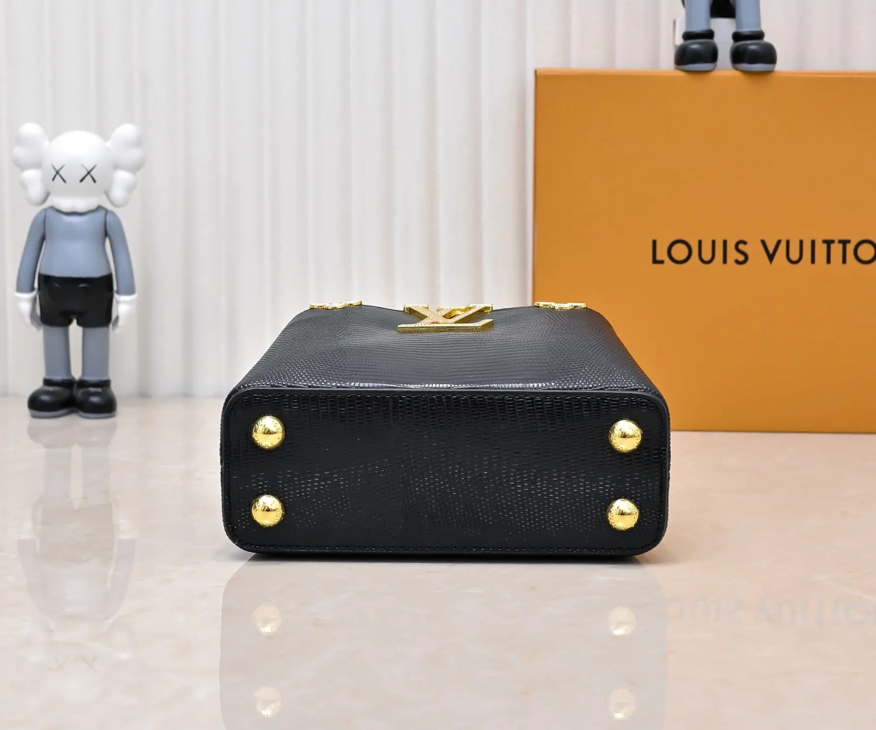 Top original P420 Guangzhou goods M12296 black lizard leather with gold diamond corolla🔺This Capucines mini handbag is wrapped in gorgeous lizard leather and lined with delicate sheepskin, embellished with dazzling metal parts. The flip cover reads LV letters inside, and a Monogram flower blooms when turned out. Its compact size makes it a dazzling choice for evening occasions. Detailed features 21 x 14 x 8 cm (length x height x width