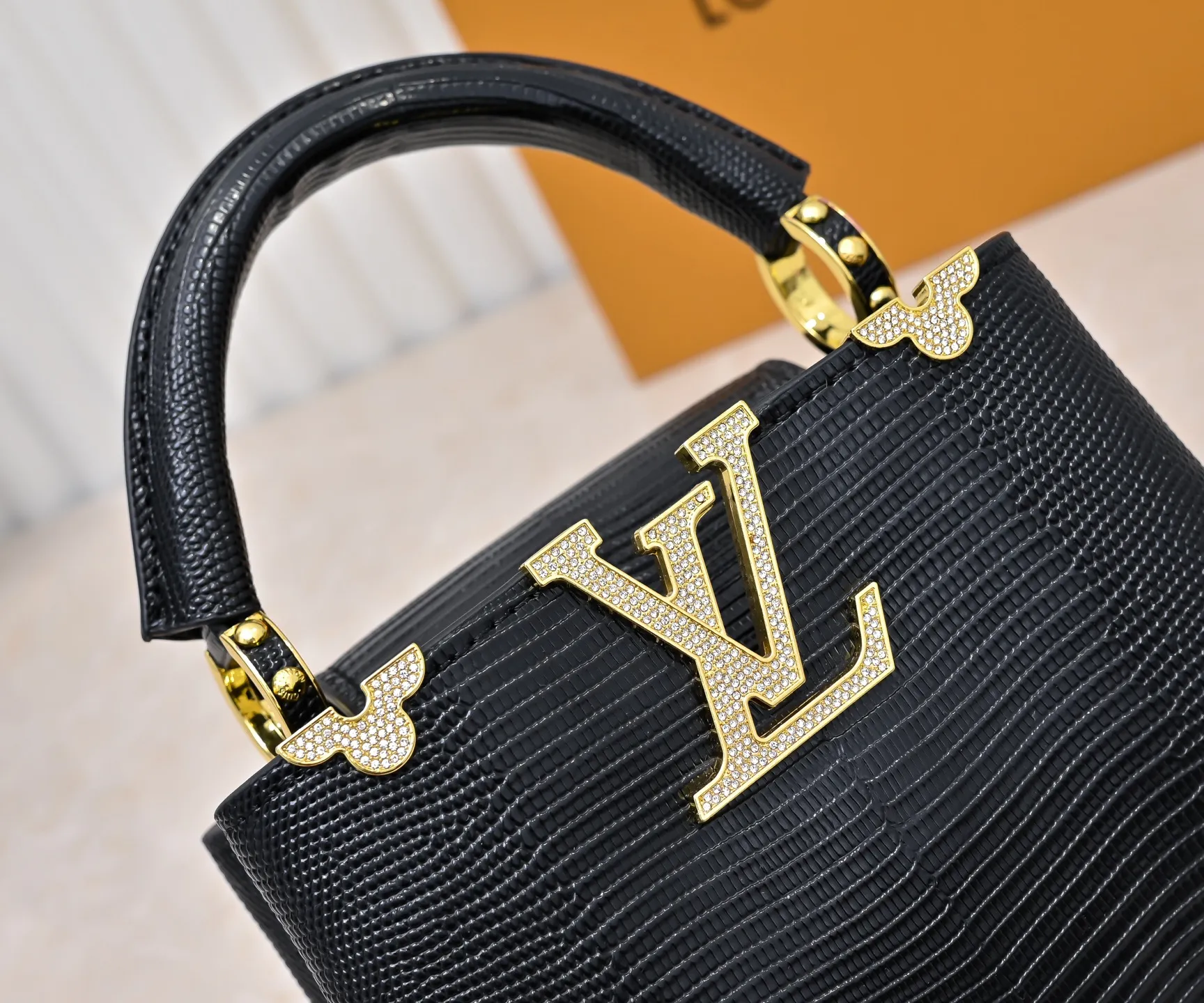 Top original P420 Guangzhou goods M12296 black lizard leather with gold diamond corolla🔺This Capucines mini handbag is wrapped in gorgeous lizard leather and lined with delicate sheepskin, embellished with dazzling metal parts. The flip cover reads LV letters inside, and a Monogram flower blooms when turned out. Its compact size makes it a dazzling choice for evening occasions. Detailed features 21 x 14 x 8 cm (length x height x width