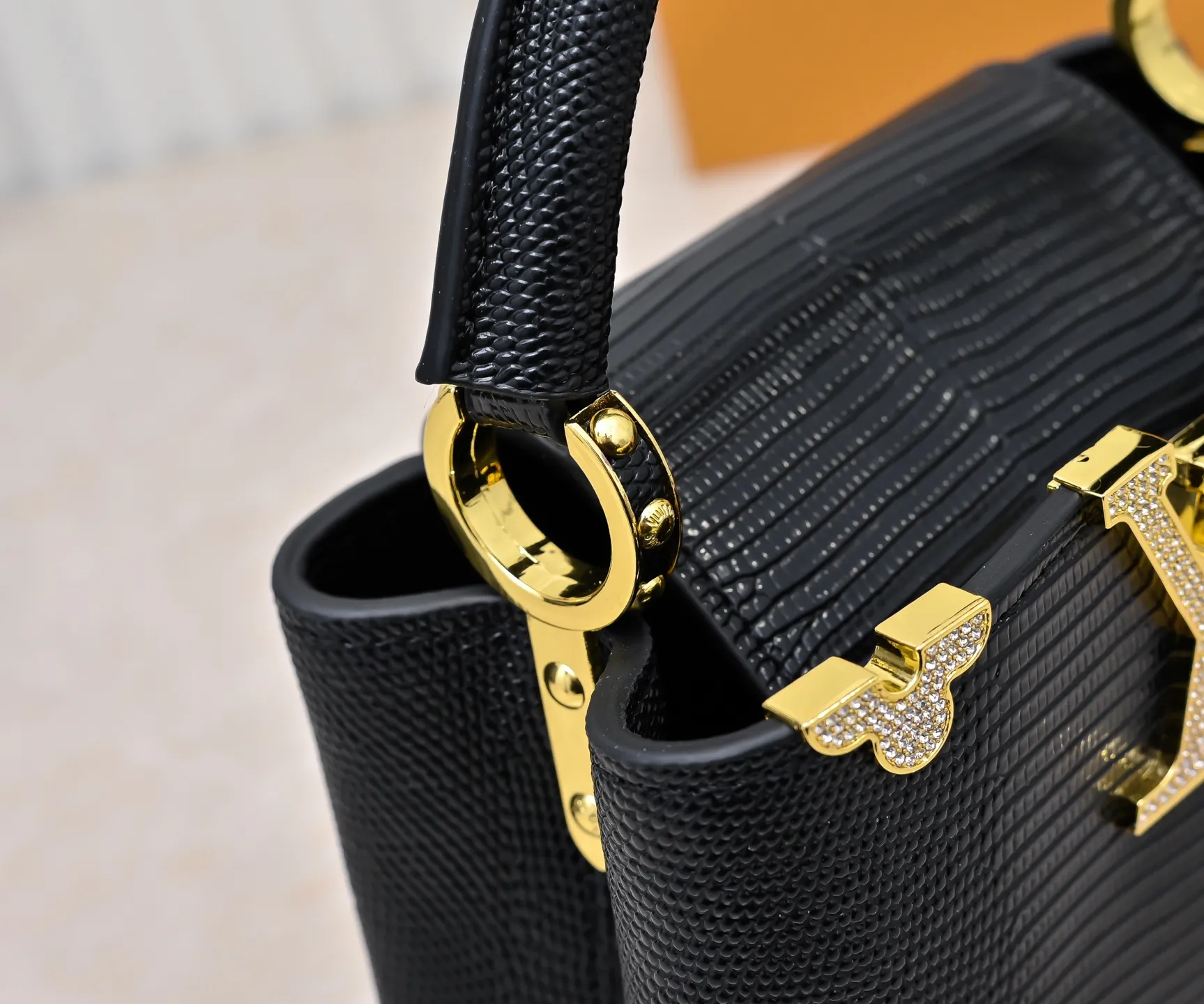 Top original P420 Guangzhou goods M12296 black lizard leather with gold diamond corolla🔺This Capucines mini handbag is wrapped in gorgeous lizard leather and lined with delicate sheepskin, embellished with dazzling metal parts. The flip cover reads LV letters inside, and a Monogram flower blooms when turned out. Its compact size makes it a dazzling choice for evening occasions. Detailed features 21 x 14 x 8 cm (length x height x width