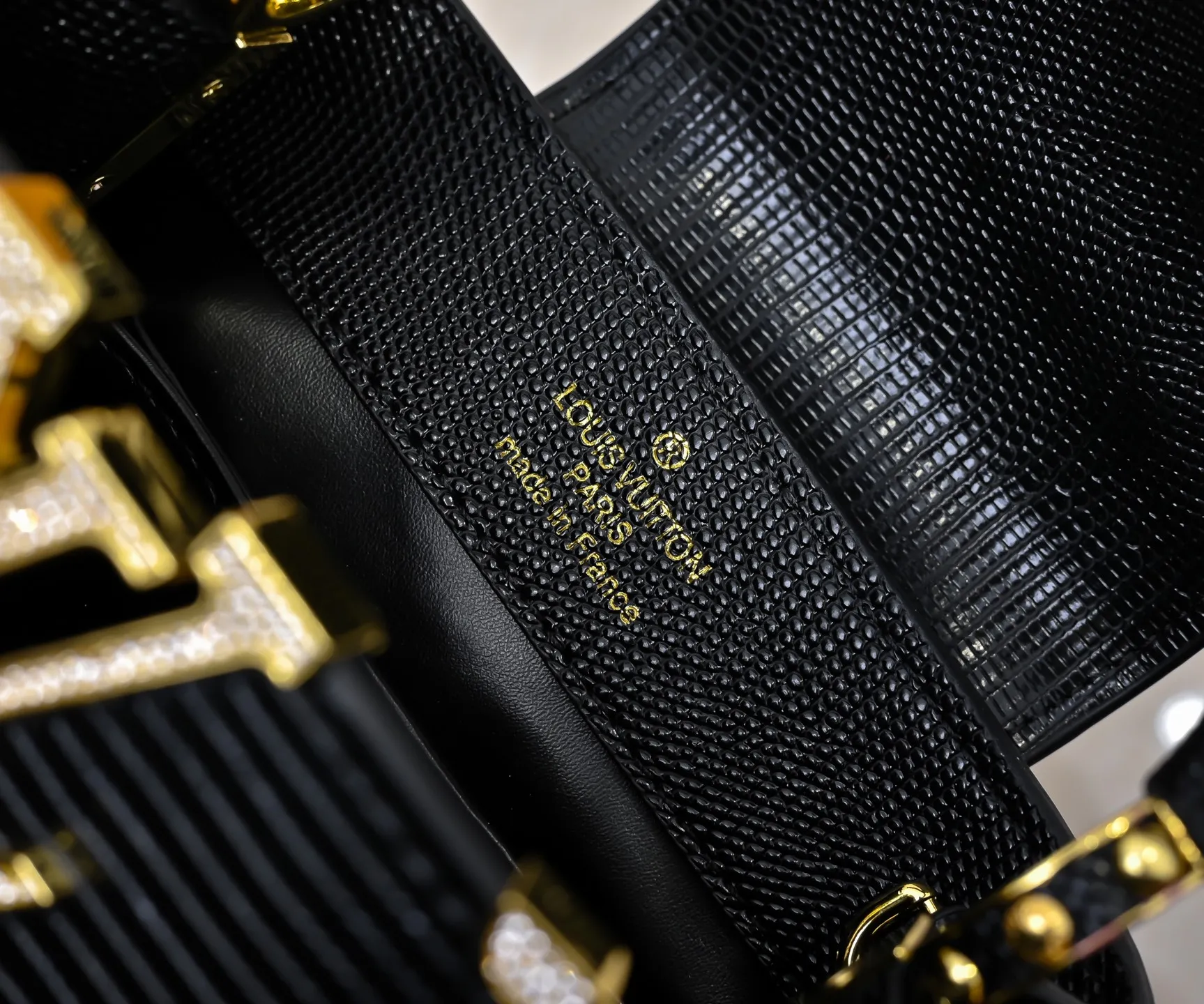 Top original P420 Guangzhou goods M12296 black lizard leather with gold diamond corolla🔺This Capucines mini handbag is wrapped in gorgeous lizard leather and lined with delicate sheepskin, embellished with dazzling metal parts. The flip cover reads LV letters inside, and a Monogram flower blooms when turned out. Its compact size makes it a dazzling choice for evening occasions. Detailed features 21 x 14 x 8 cm (length x height x width