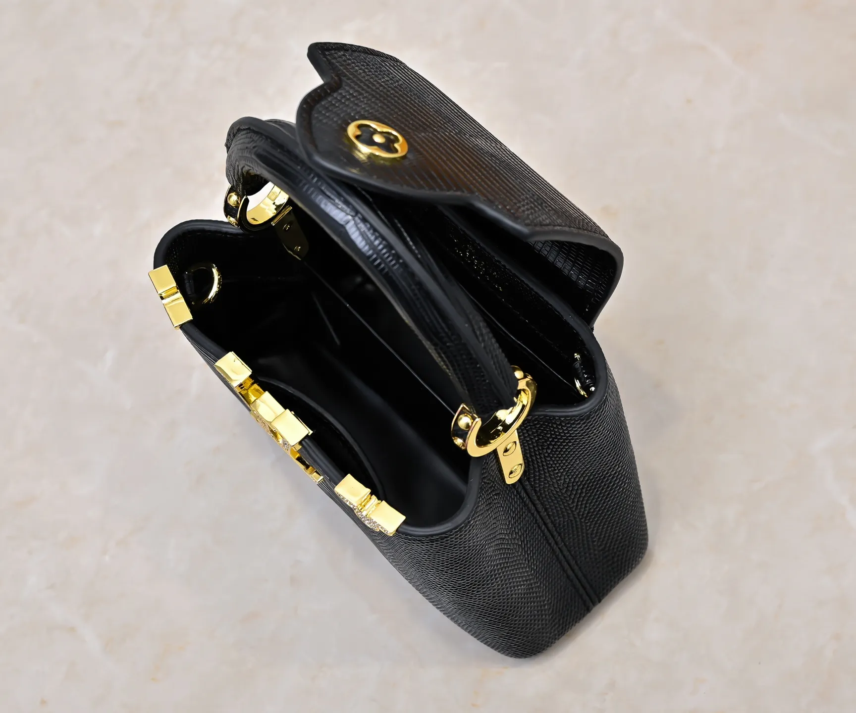 Top original P420 Guangzhou goods M12296 black lizard leather with gold diamond corolla🔺This Capucines mini handbag is wrapped in gorgeous lizard leather and lined with delicate sheepskin, embellished with dazzling metal parts. The flip cover reads LV letters inside, and a Monogram flower blooms when turned out. Its compact size makes it a dazzling choice for evening occasions. Detailed features 21 x 14 x 8 cm (length x height x width