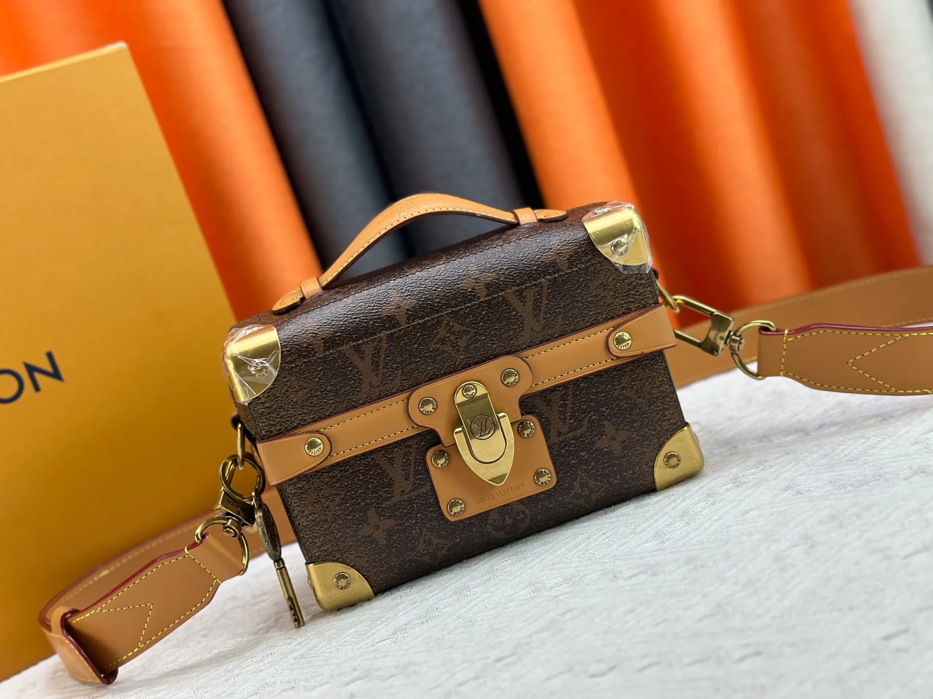 P320 Upgraded Original M13871 Embossed Black M11743 Black Flower M11516 Black M11535 Presbyopic M12686 This Soul Trunk handbag is crafted by Pharrell Williams and is made of flexible LV Colorado cow leather with a grained texture. The Tumbler's magnetic clasp, rivets and top handles harken back to classic hard case elements, while a removable and adjustable shoulder strap completes the sophisticated details. Size: 19x15x7cm