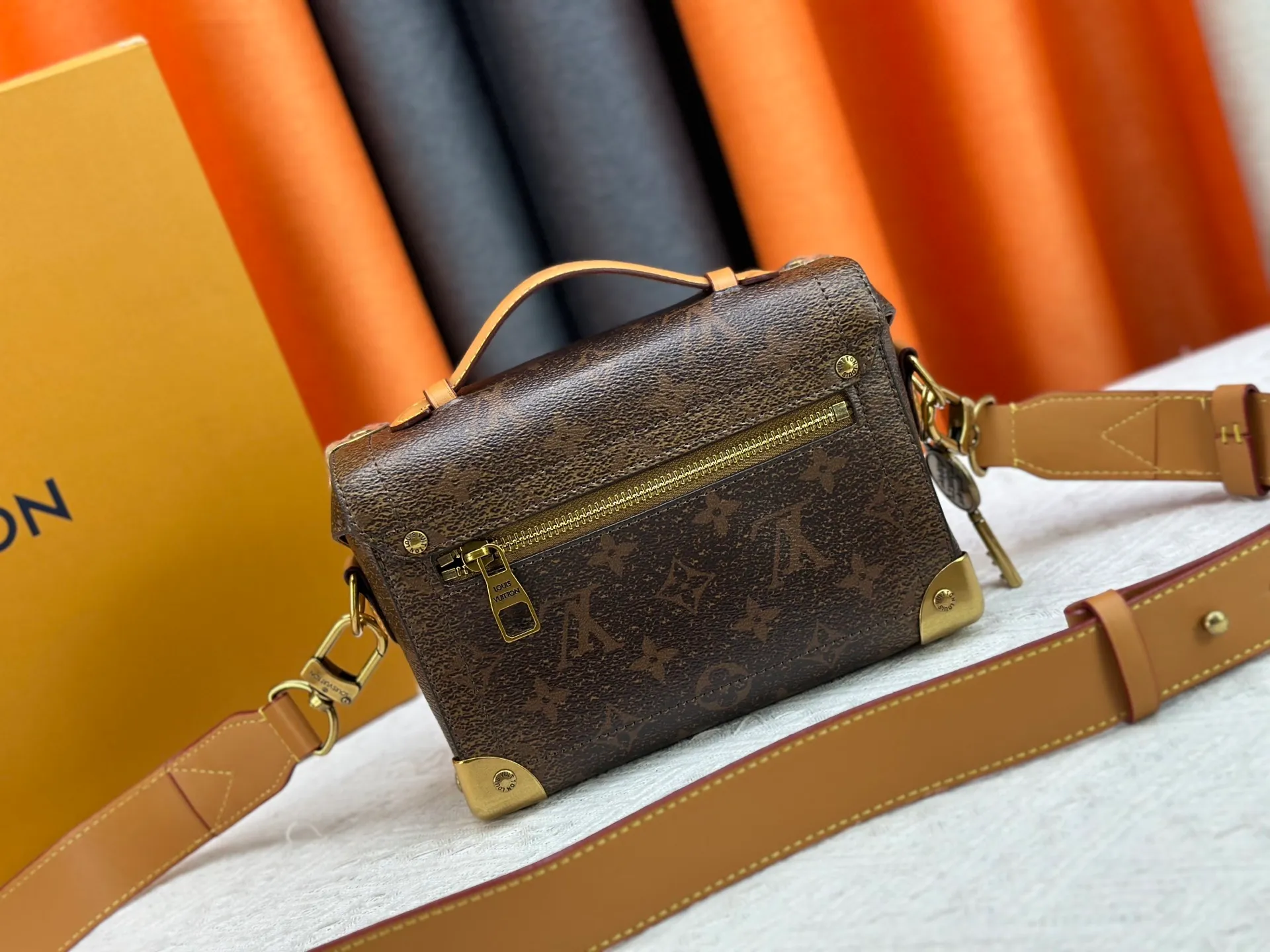 P320 Upgraded Original M13871 Embossed Black M11743 Black Flower M11516 Black M11535 Presbyopic M12686 This Soul Trunk handbag is crafted by Pharrell Williams and is made of flexible LV Colorado cow leather with a grained texture. The Tumbler's magnetic clasp, rivets and top handles harken back to classic hard case elements, while a removable and adjustable shoulder strap completes the sophisticated details. Size: 19x15x7cm